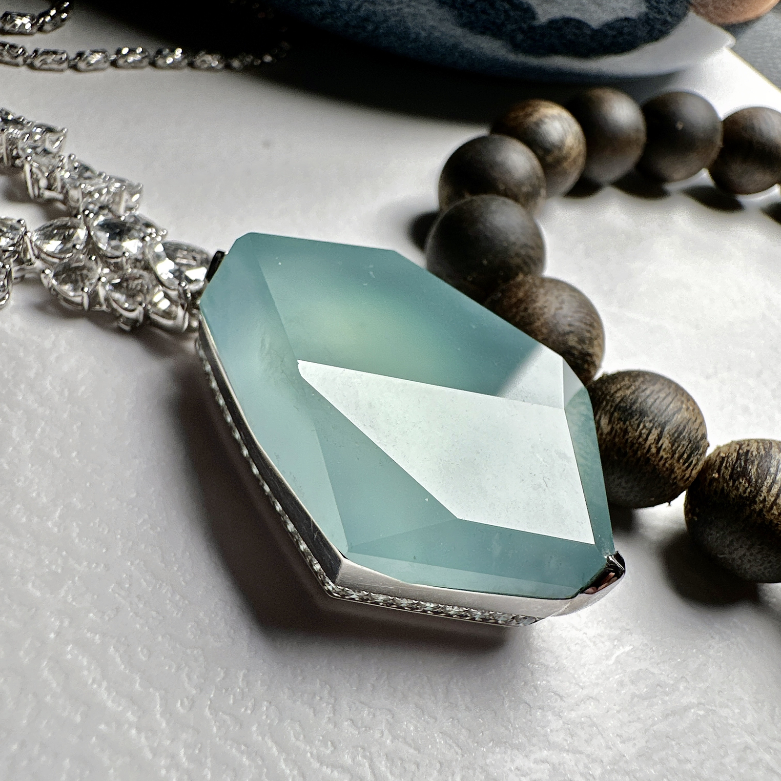 【冰种天空蓝随形吊坠】质地非常细腻干净，冰润十足，种老冰透，收藏品质。18k金钻镶嵌，裸石尺寸33*21*9.8毫米