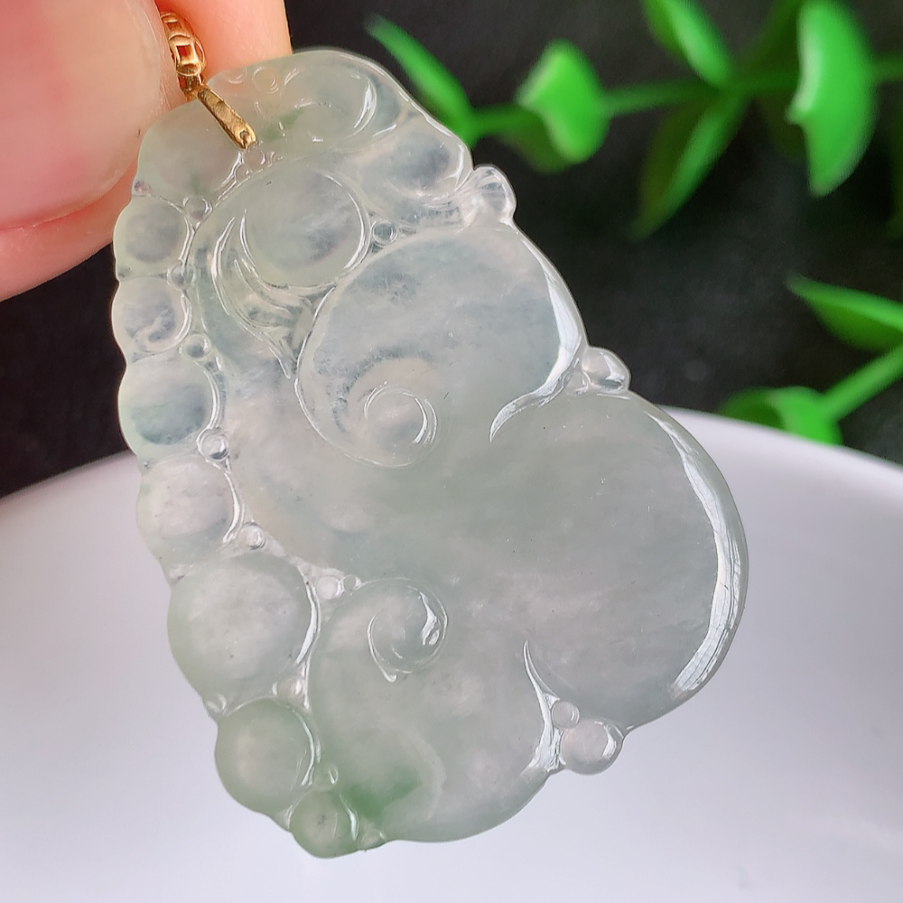 18k金扣冰润飘花吉祥如意翡翠吊坠  寓意“万事如意，吉祥如意,福寿绵长 心想事成”饱满大气，通透水润  W141.8 尺寸：38.5-27.8-4.8mm