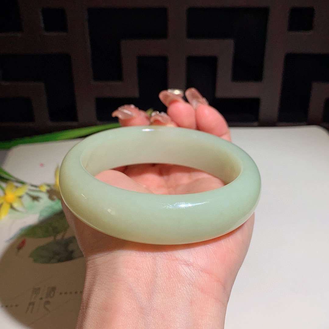 和田玉63圈口黄口料宽版手镯！玉质细腻油润 底色纯净 无裂无杂 脂粉好，品质好！