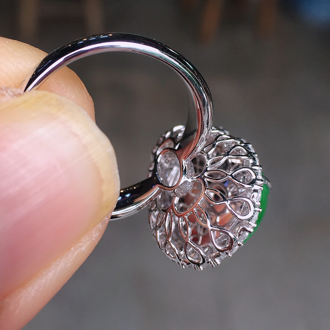 阳绿葫芦戒指/吊坠两用款，色泽均匀艳丽，玉质细腻，荧光感超
强，饱满圆润，尽显优雅气质，18k
金豪华镶嵌