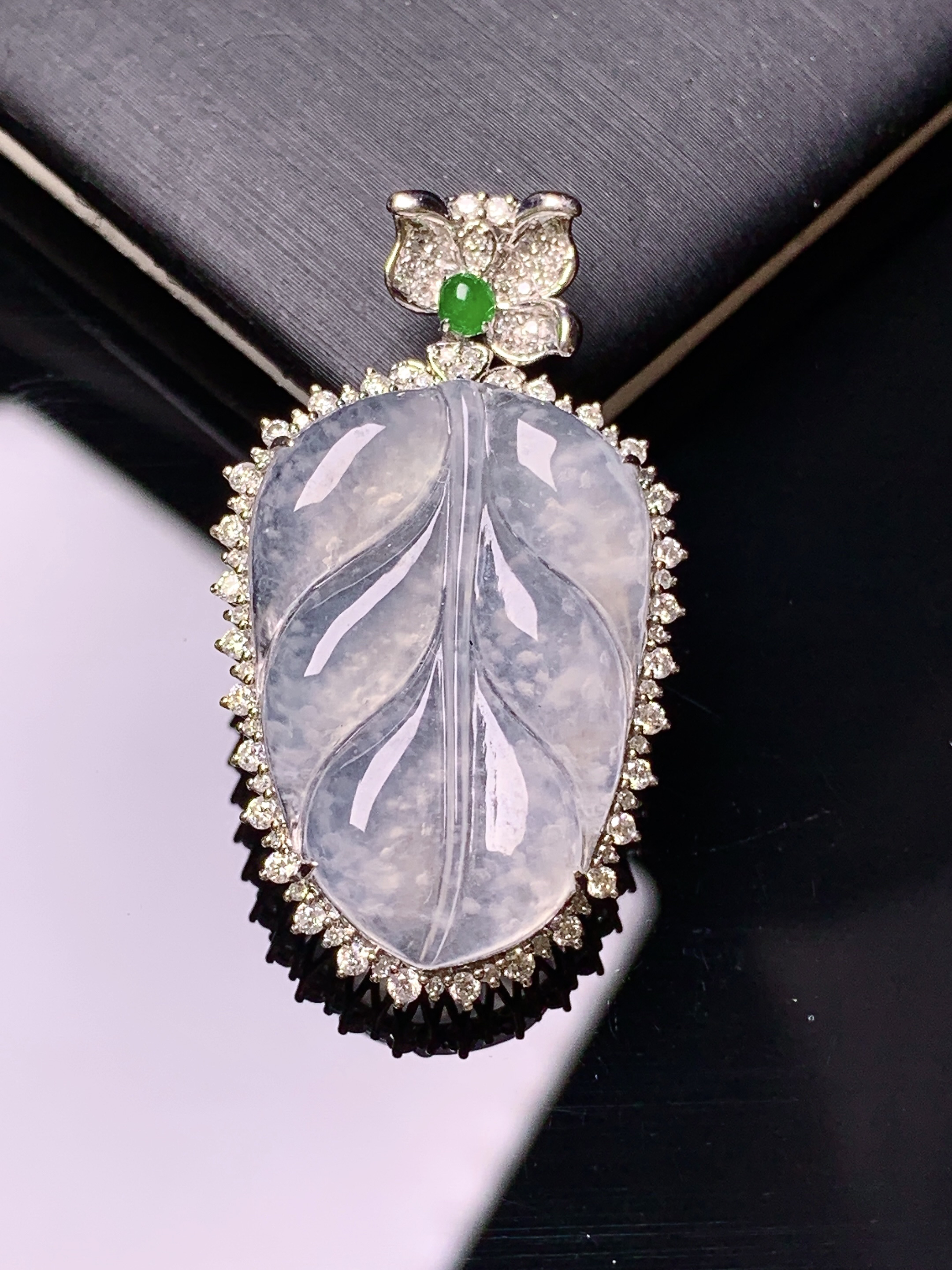 18k金钻镶嵌冰种树叶吊坠 玉质细腻 色泽艳丽清新 水润亮眼 整体尺寸35.6*20.2*7.5k1