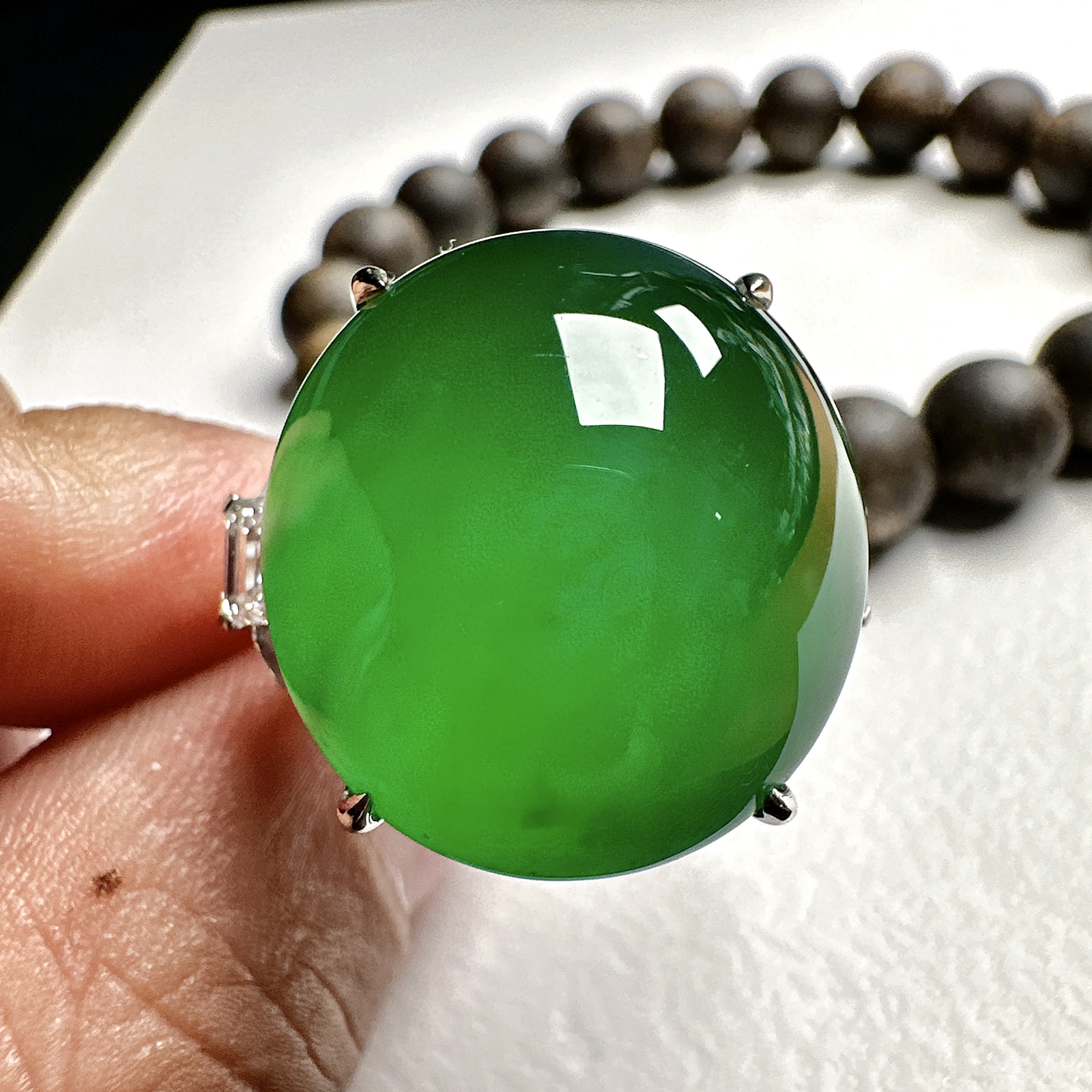 【冰种满绿鸽子蛋戒指】质地细腻，冰感十足，通透闪亮，饱满圆润，纯净度没得说，18k金钻镶嵌，裸石尺寸