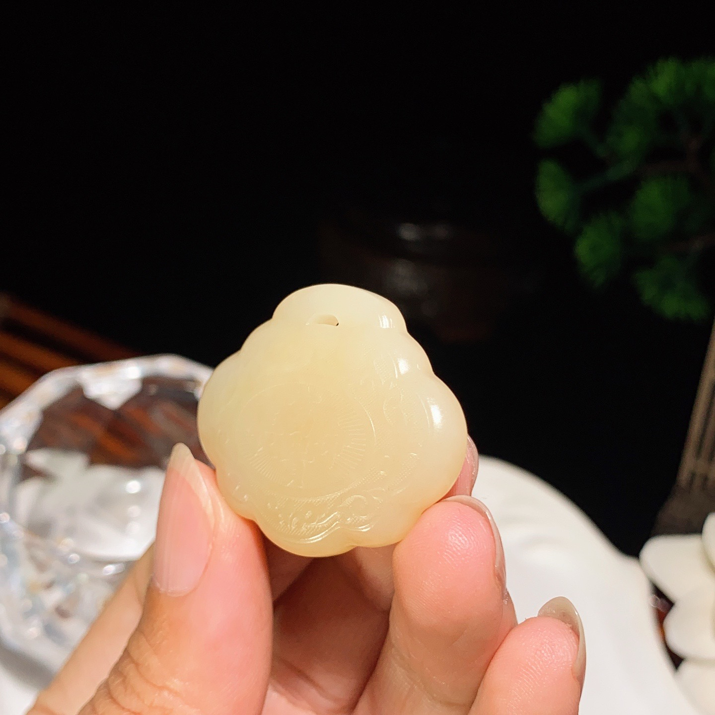 新疆且末糖如意长命锁挂件。尺寸29/34/8重13克。玉质细腻油润。手推出油。佩戴高端典雅。lt26