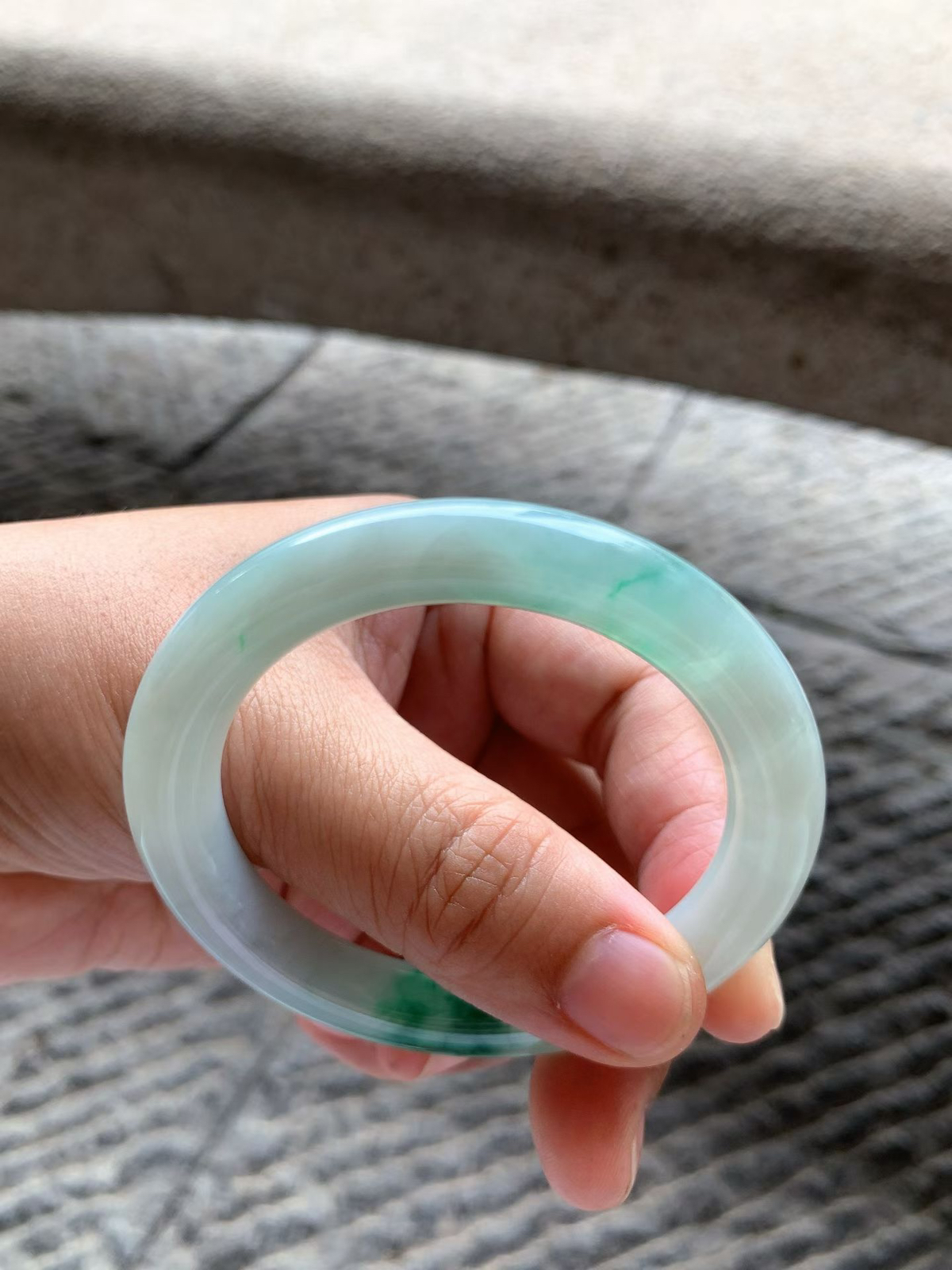 飘绿花圆条手镯尺寸53*9.8*9.5 种质细腻，釉洁水润，花色灵动鲜活，经典耐看