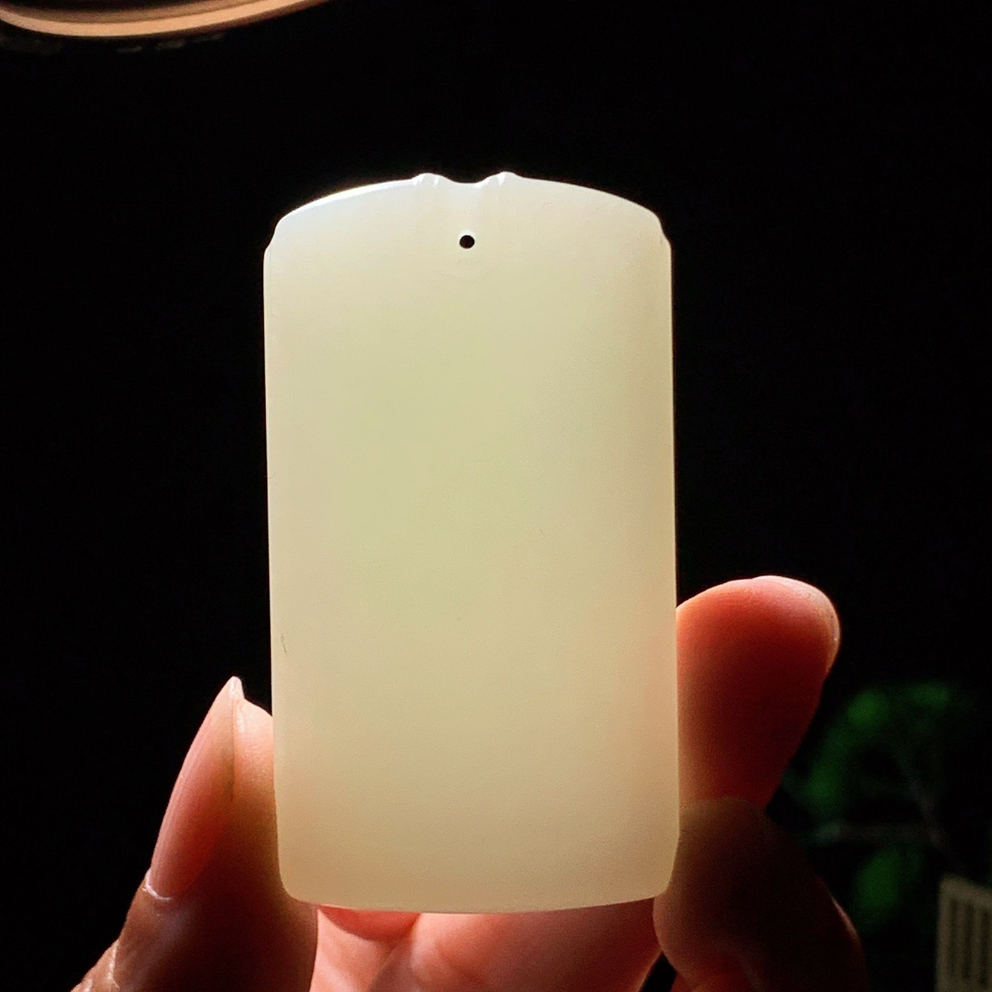 新疆和田玉白玉平安无事牌挂件 尺寸53/28/9重36克 玉质细腻油润 底色纯净 脂粉好，品质好。lt260410