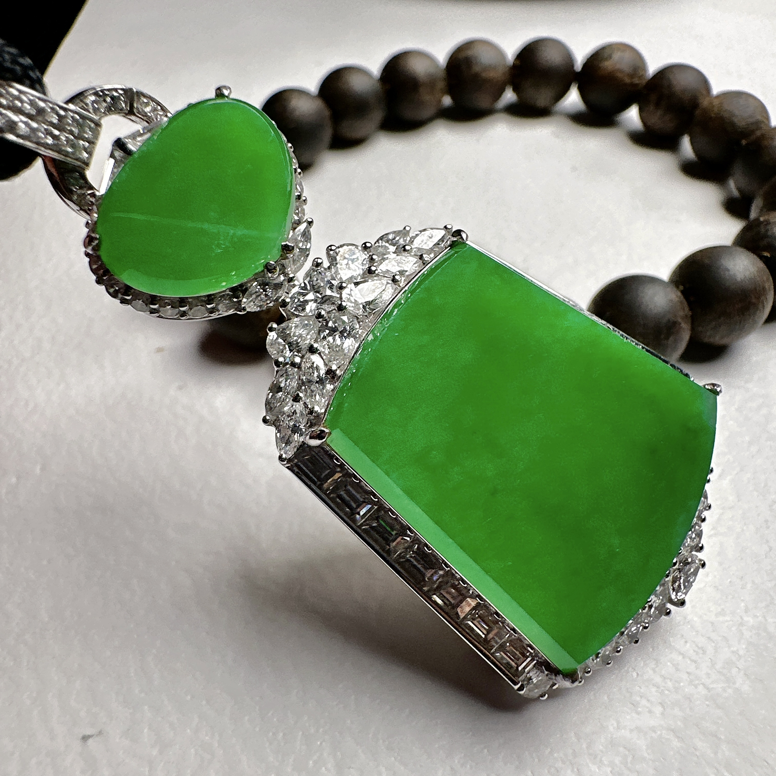 【冰种满绿无事牌】种水上乘，通透闪亮，晶莹剔透。收藏品质，18K金钻镶嵌，裸石尺寸25.8*22.8*3毫米。