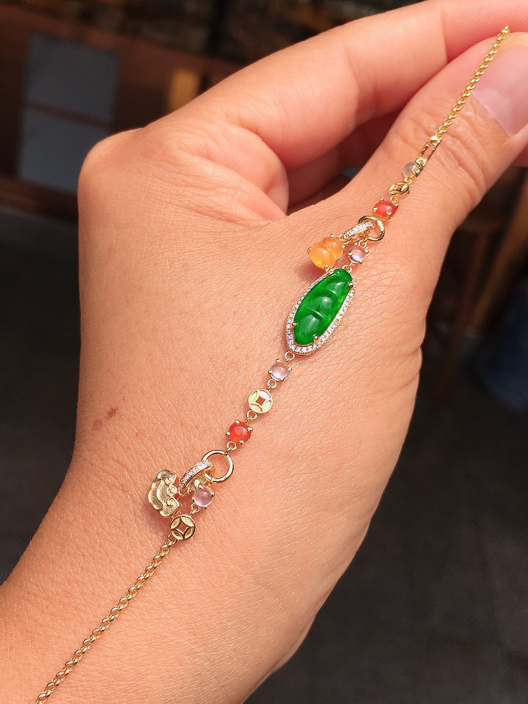 阳绿福豆手链、色泽均匀艳丽，玉质细腻，荧光感超
强，饱满圆润，尽显优雅气质，18k
金豪华镶嵌