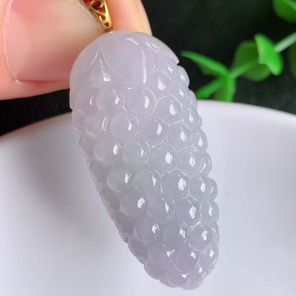 18k金扣自然光实拍，老坑紫罗兰多子多福吊坠，玉质细腻起胶，立体雕工精湛，色泽鲜艳，种老水足，饱满厚装，佩戴大气上档次！W01.8  尺寸：37.8-18-9mm