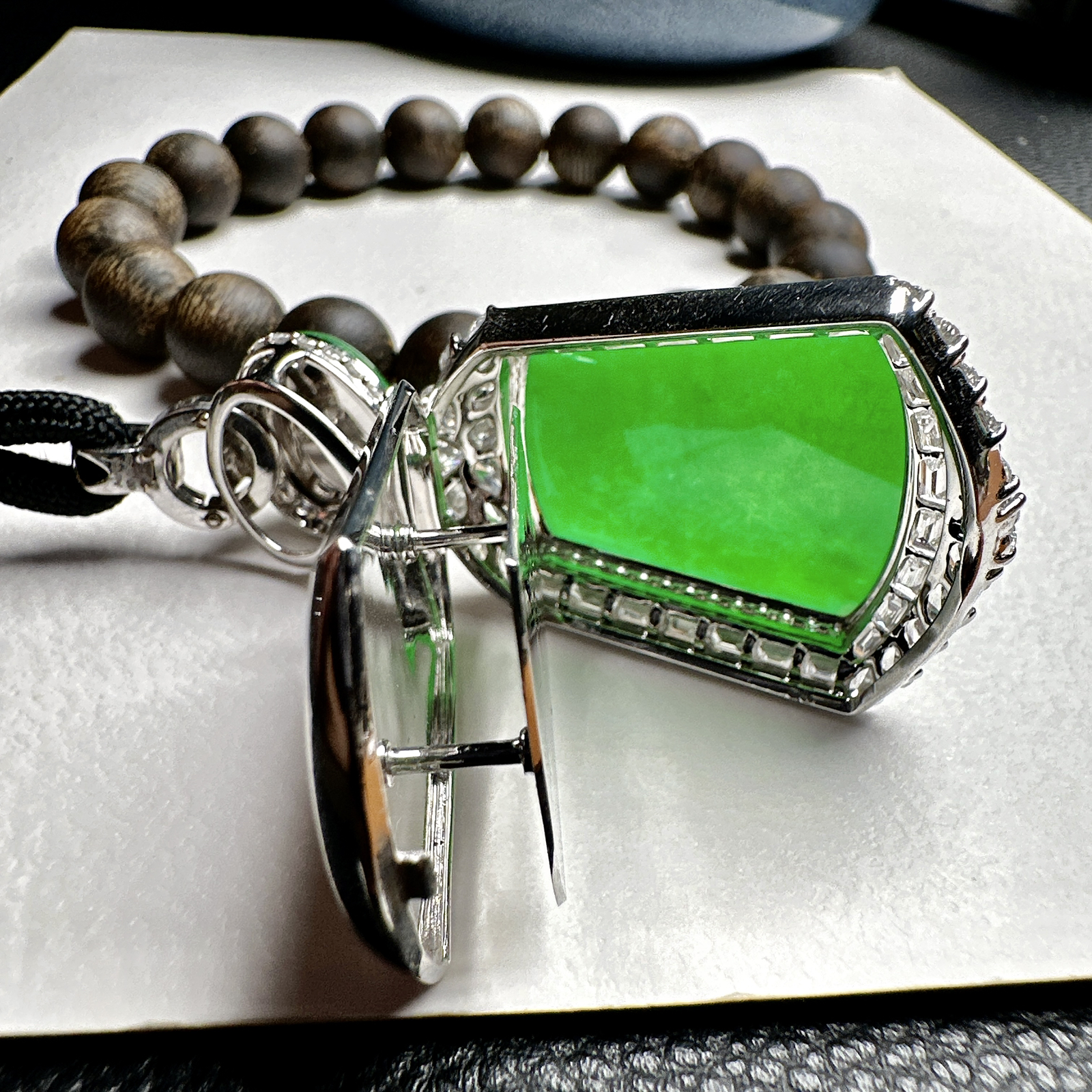 【冰种满绿无事牌】种水上乘，通透闪亮，晶莹剔透。收藏品质，18K金钻镶嵌，裸石尺寸25.8*22.8*3毫米。