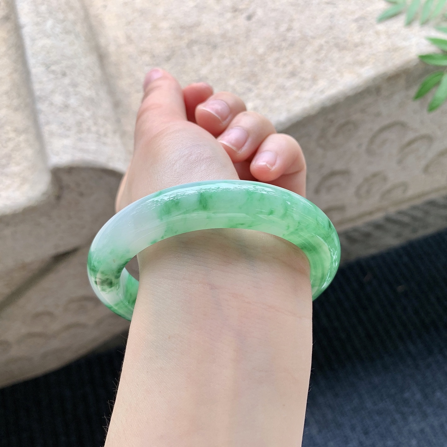 正圈57 58【圈口】58.8/12.6/10【编码】A3041130【描述】冰糯绿花，水润，种老，细腻，无纹裂