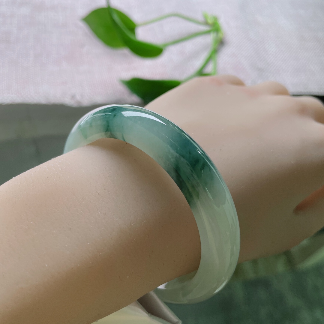 54.8/12/8.3，飘花正圈，水头好，质地莹润细腻，腕间生花。种老，竖纹，ss49724a