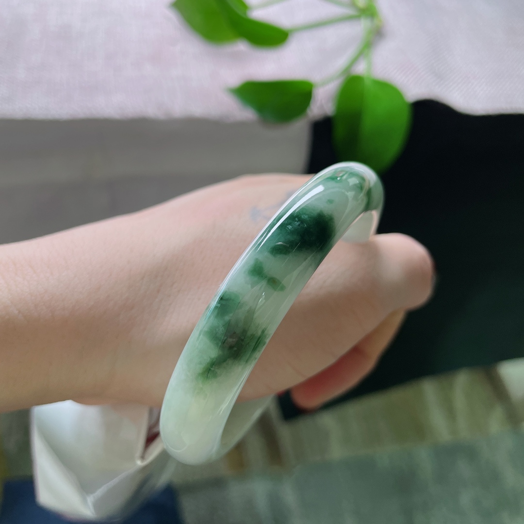 58/11.7/7.5，飘花正圈，水润细腻，那花，飘得疏淡——或几点，或一絮，洇在冰底，软软地化开。，ss49382a