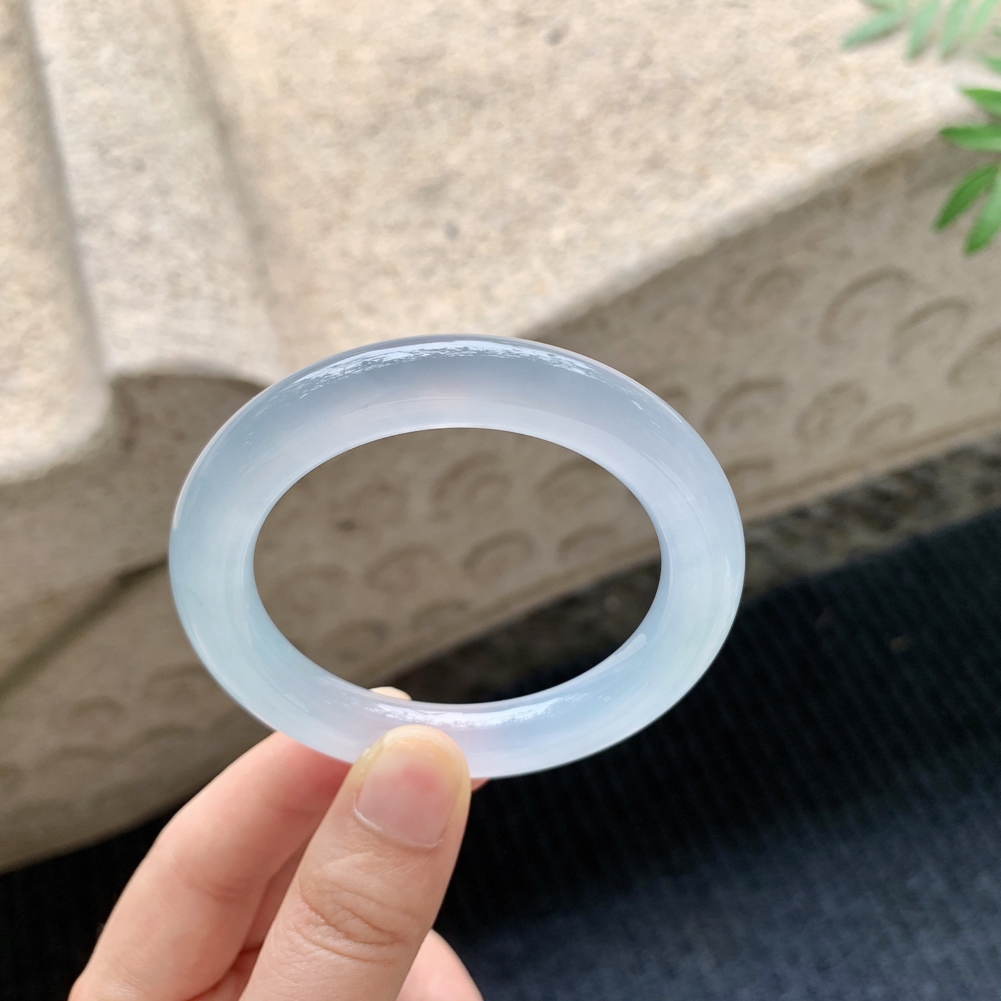 圆条49 50 【圈口】50/9.6/9.6 【编码】LH041143 【描述】冰种，清透，水润，种老，细腻，无纹裂