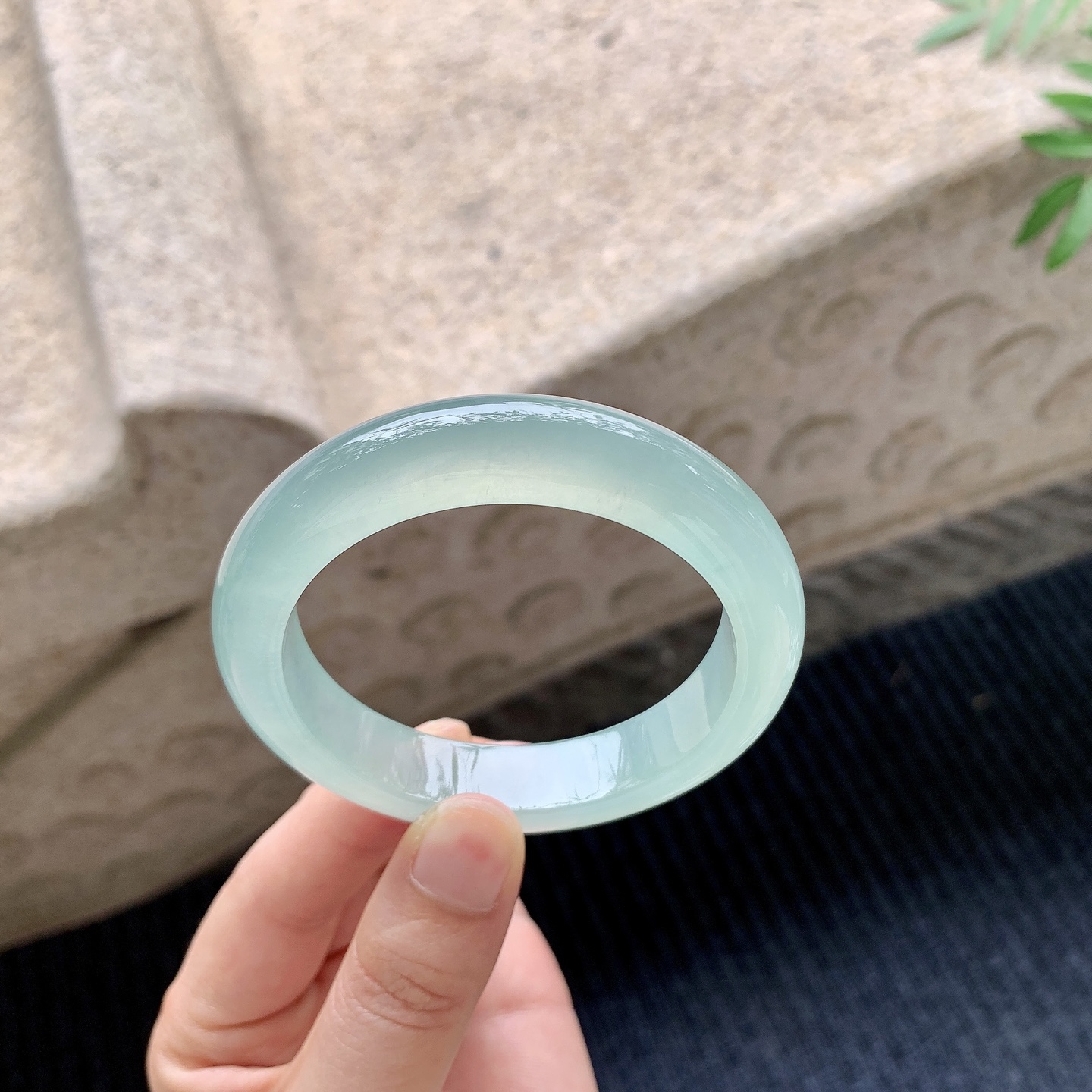 正圈52 53【圈口】53.7/12.2/9【编码】QX041112【描述】冰绿，清透，水润，种老，细腻，无纹裂