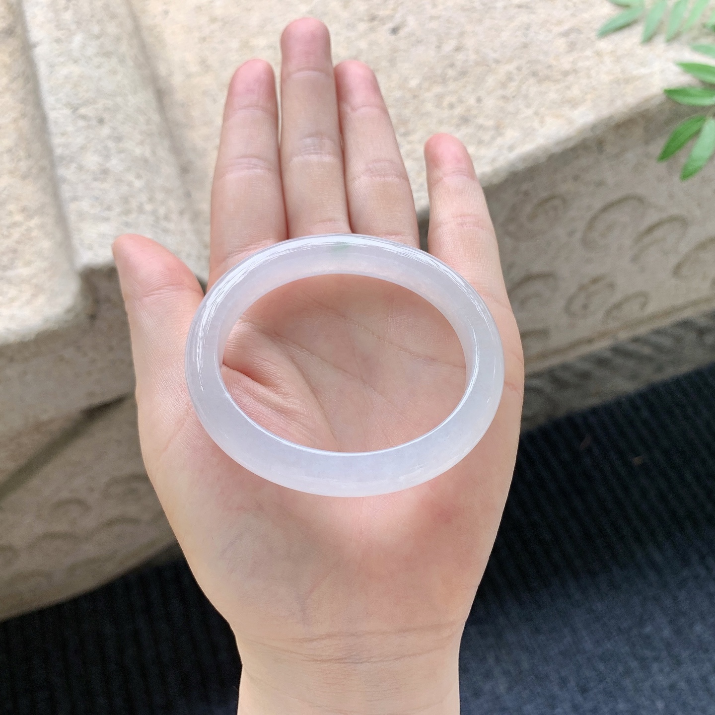 贵妃51 52【圈口】52/45/9.8/7.3【编码】A2041128【描述】糯冰底色，水润，种老，细腻，打灯有棉线