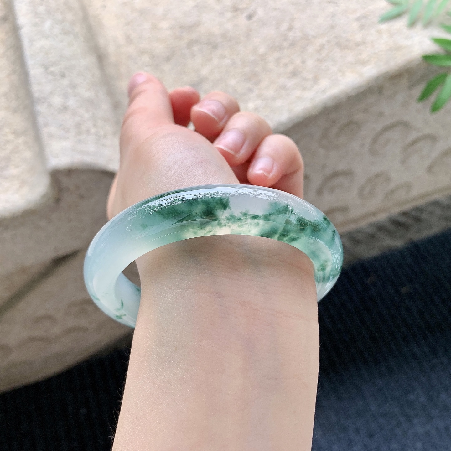 正圈59 60 【圈口】60/13.4/9.7 【编码】BK041138 【描述】冰飘花，清透，水润，种老，细腻，无纹裂