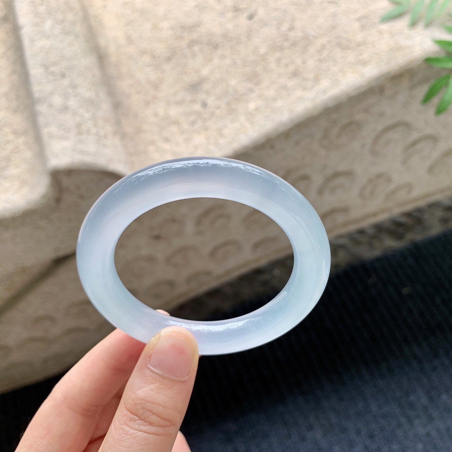 圆条49 50 【圈口】50/9.6/9.6 【编码】LH041143 【描述】冰种，清透，水润，种老，细腻，无纹裂