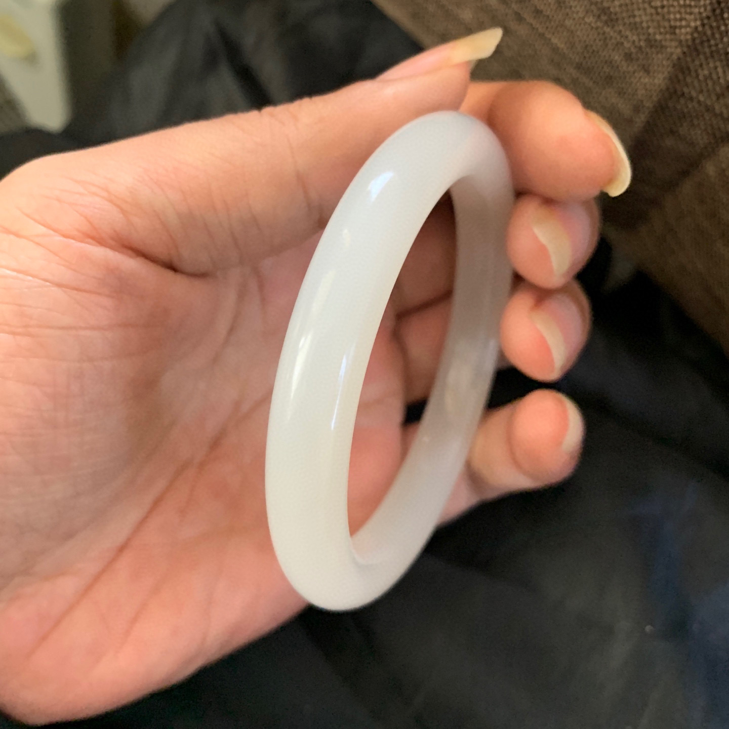 59.6圈口和田玉羊脂白玉手镯，和田玉59.6圈口手镯，镯型古朴典雅。在诗情画意的雨巷相遇，你是我腕间的一抹风情，有你眸有深情.清风荡漾湖间静水，我愿俯身低眉，在烟波涟漪处寻