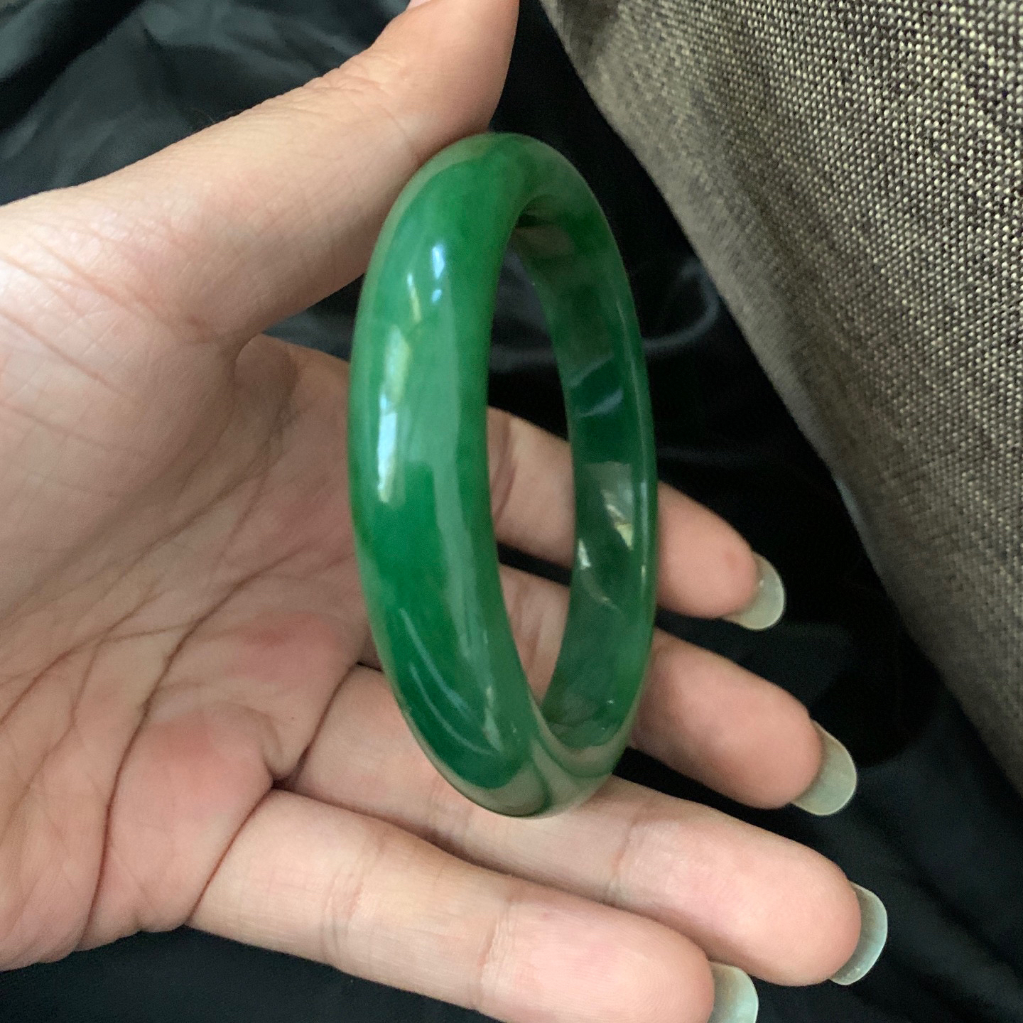 63圈口和田玉碧玉菠菜绿手镯，和田玉63圈口手镯，镯型古朴典雅。在诗情画意的雨巷相遇，你是我腕间的一抹风情，有你眸有深情.清风荡漾湖间静水，我愿俯身低眉，在烟波涟漪处寻