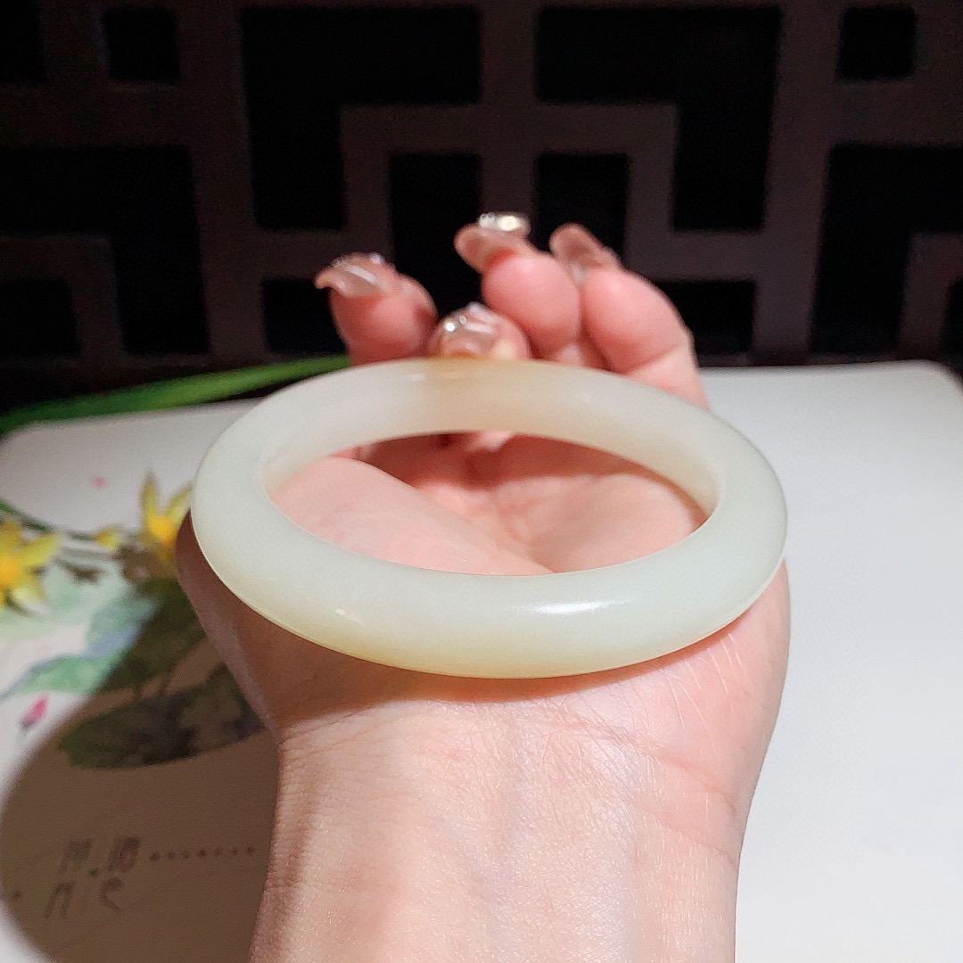 和田玉57.5圈口且末糖手镯！玉质细腻油润 底色纯净 无裂无黑 脂粉好，品质高。
