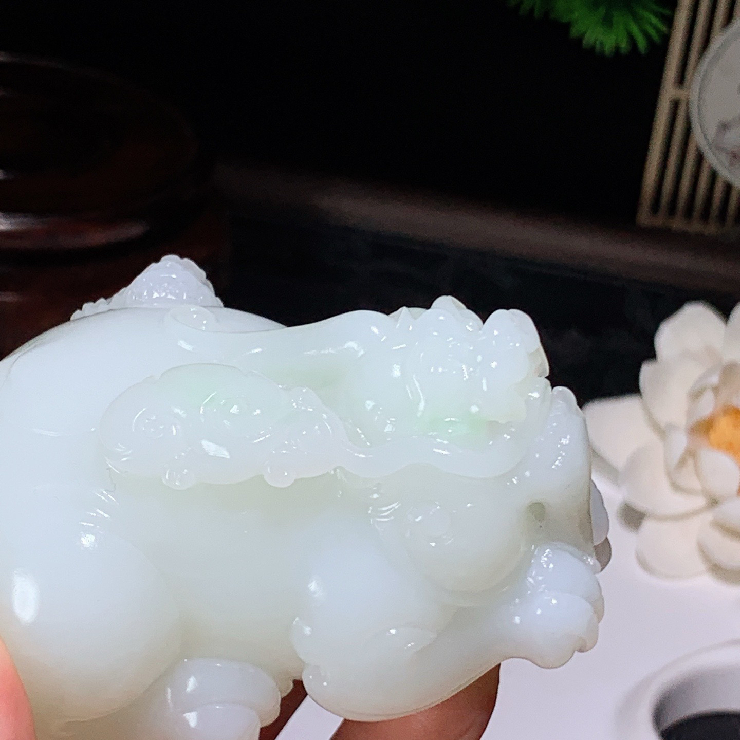 新疆和田玉羊脂白翠青招财进宝携子上朝貔貅把件 尺寸74/52/43重254
.5克。玉质细腻油润。手推出油。佩戴高端典雅。lt260410