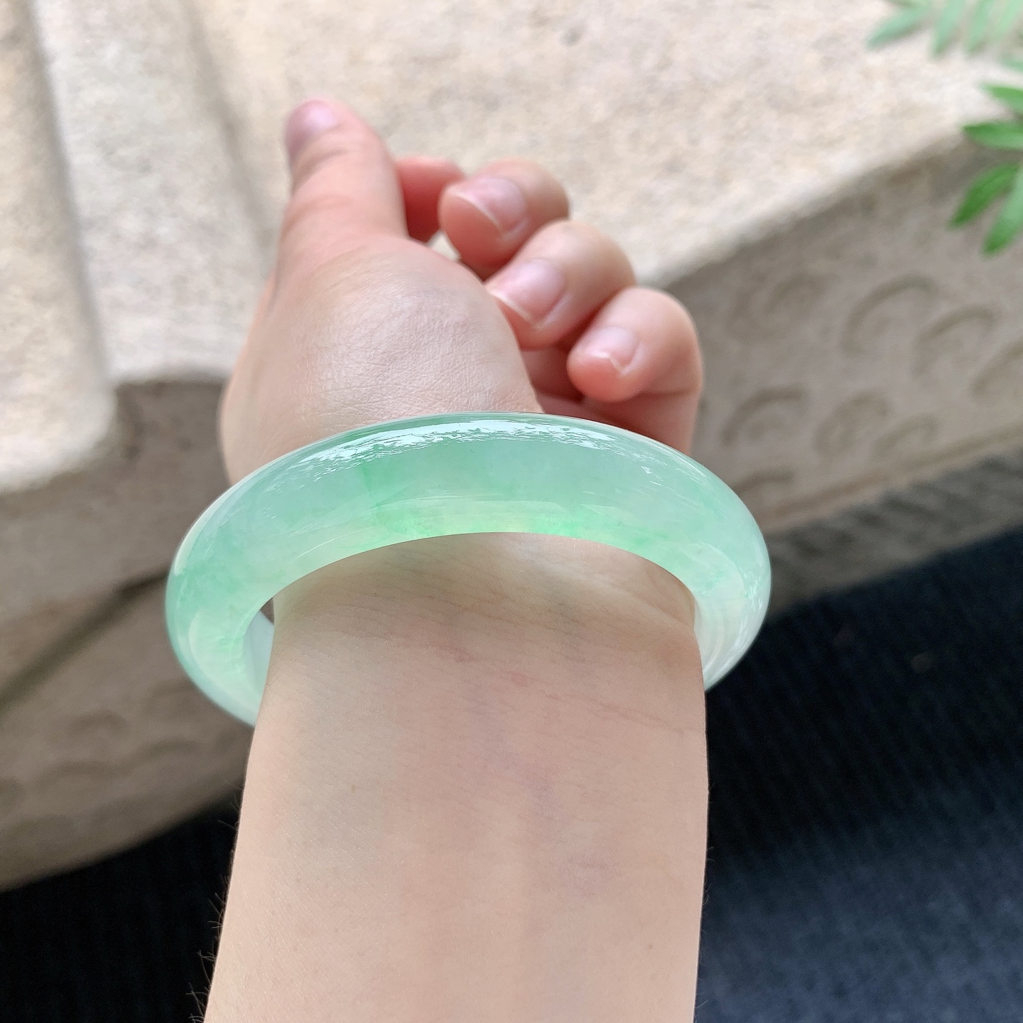 正圈53 54【圈口】54.3/12.6/9【编码】GH041146【描述】冰飘阳绿，清透，水润，种老，细腻，无纹裂