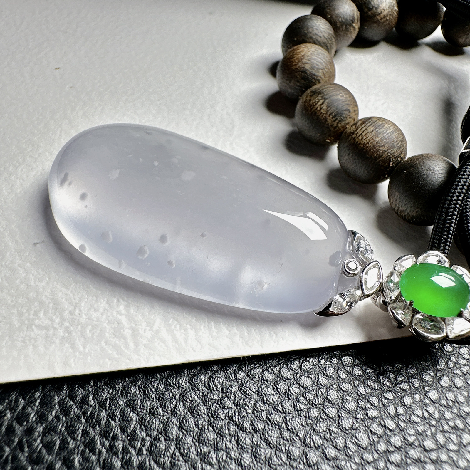 【玻璃种福瓜吊坠】雪花棉老料，种水上乘，晶莹剔透，纯净通透，莹光感很强。收藏品质，18k金钻镶嵌，裸石尺寸46*22.6*10.7毫米