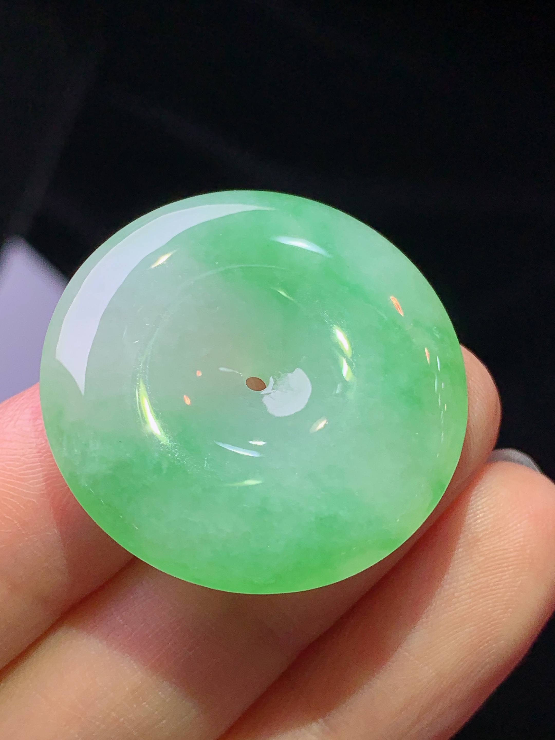 飘绿平安扣吊坠 玉质细腻 色泽艳丽清新 水润亮眼 整体尺寸29*5.5x1