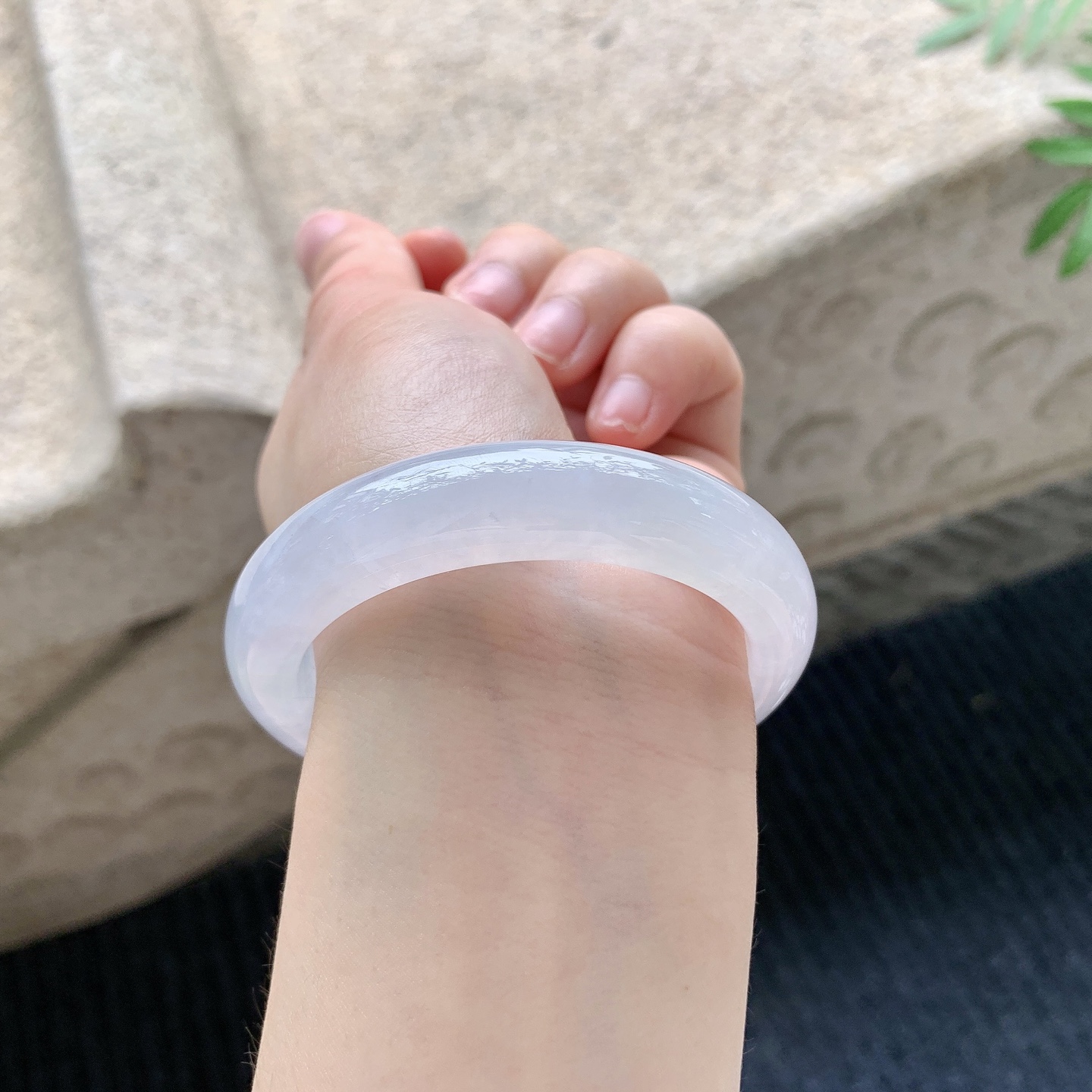 正圈51 52 【圈口】52.6/12.1/8.6 【编码】A2041121 【描述】糯冰粉紫，水润，种老，细腻，有纹线