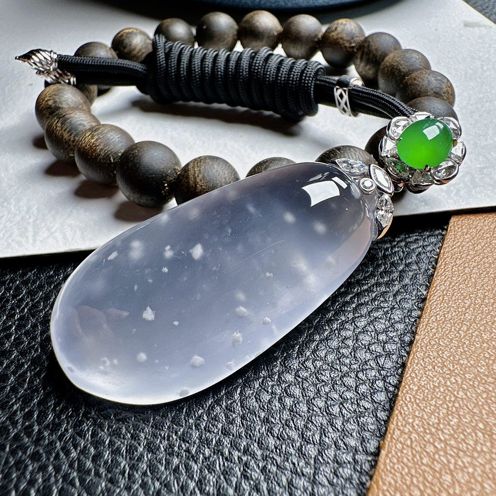 【玻璃种福瓜吊坠】雪花棉老料，种水上乘，晶莹剔透，纯净通透，莹光感很强。收藏品质，18k金钻镶嵌，裸石尺寸46*22.6*10.7毫米