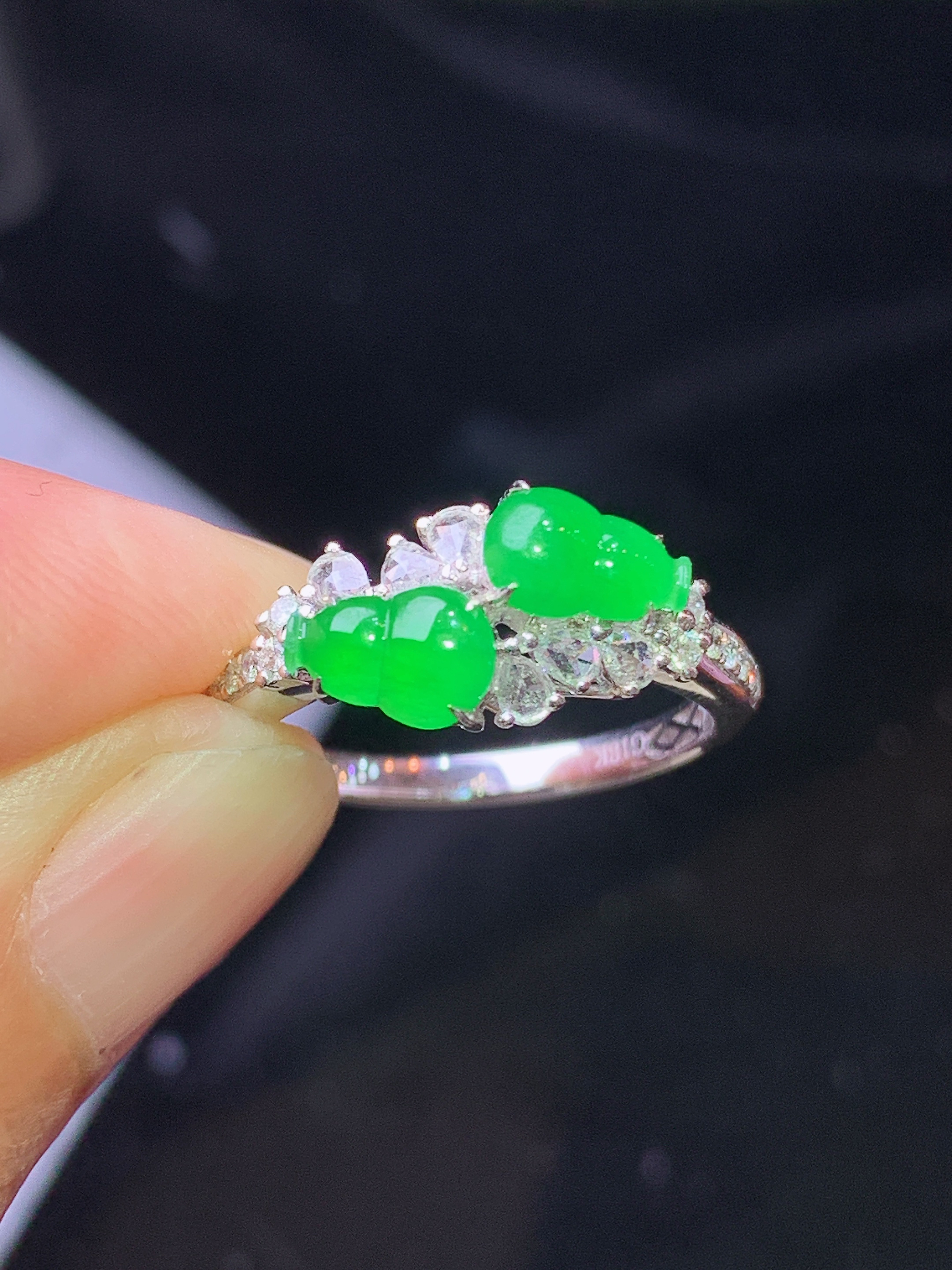 18k金钻镶嵌满绿葫芦戒指 玉质细腻 色泽艳丽清新 水润亮眼 圈口13.5 裸石尺寸6.7*4.5*