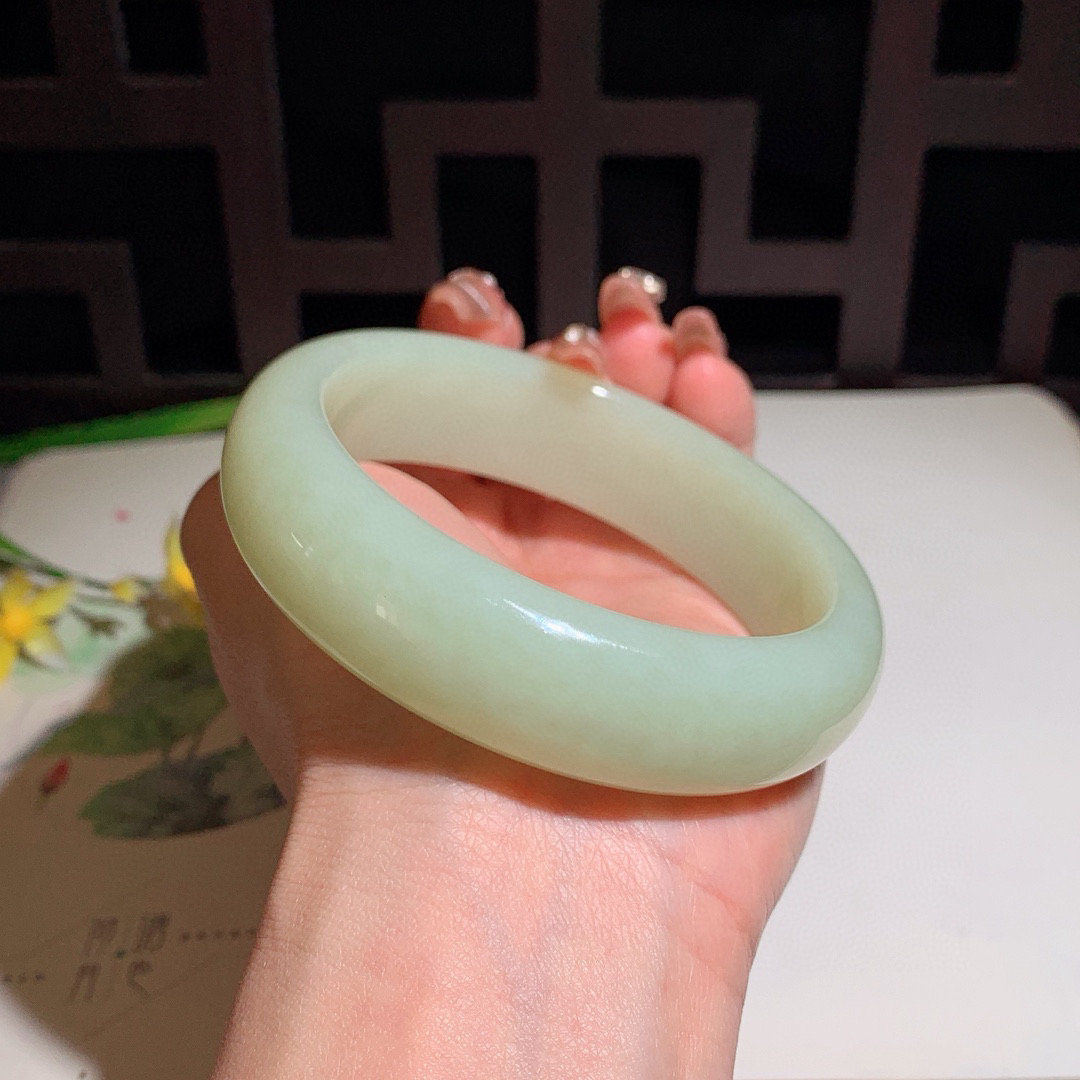 和田玉63圈口黄口料宽版手镯！玉质细腻油润 底色纯净 无裂无杂 脂粉好，品质好！