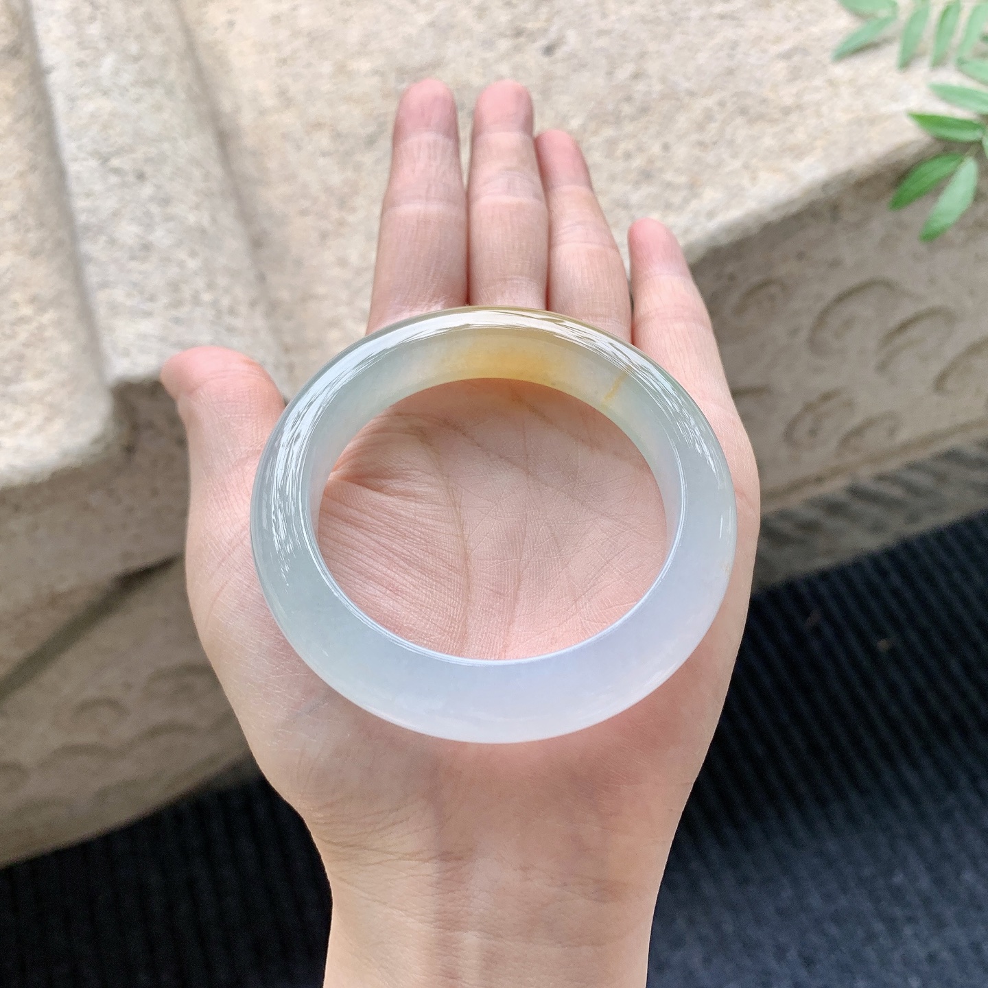 正圈51 52 【圈口】52.5/12/9.2 【编码】QX041113 【描述】冰飘黄翡，清透，水润，种老，细腻，无纹裂