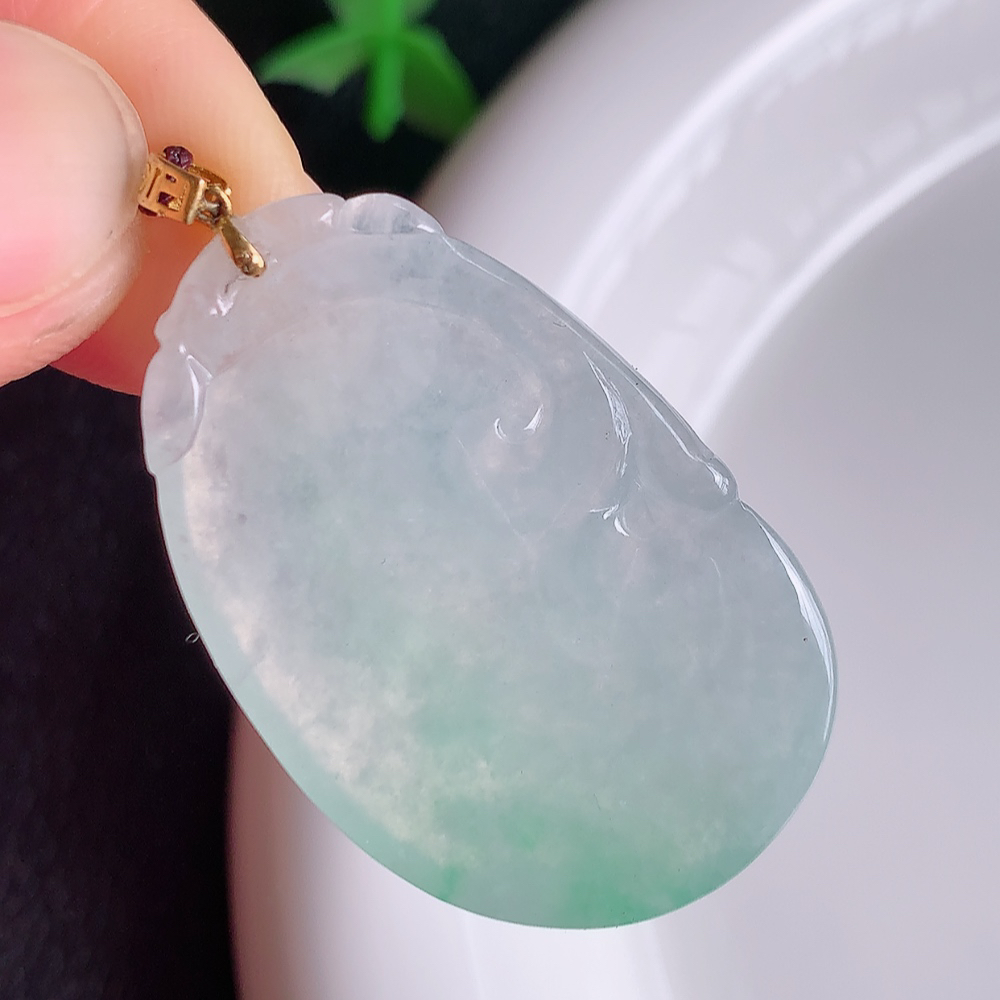 18k金扣冰润飘花吉祥如意翡翠吊坠  寓意“万事如意，吉祥如意,福寿绵长 心想事成”饱满大气，通透水润  W01.8 尺寸：34.2-22.5-4.8mm