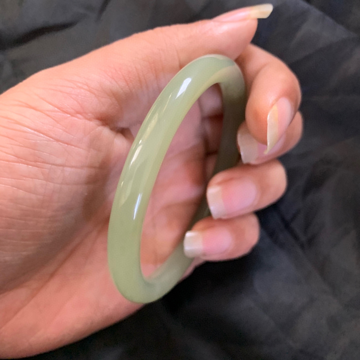 57.9圈口和田玉晴水色圆条手镯，和田玉57.9圈口手镯，镯型古朴典雅。在诗情画意的雨巷相遇，你是我腕间的一抹风情，有你眸有深情.清风荡漾湖间静水，我愿俯身低眉，在烟波涟漪处寻