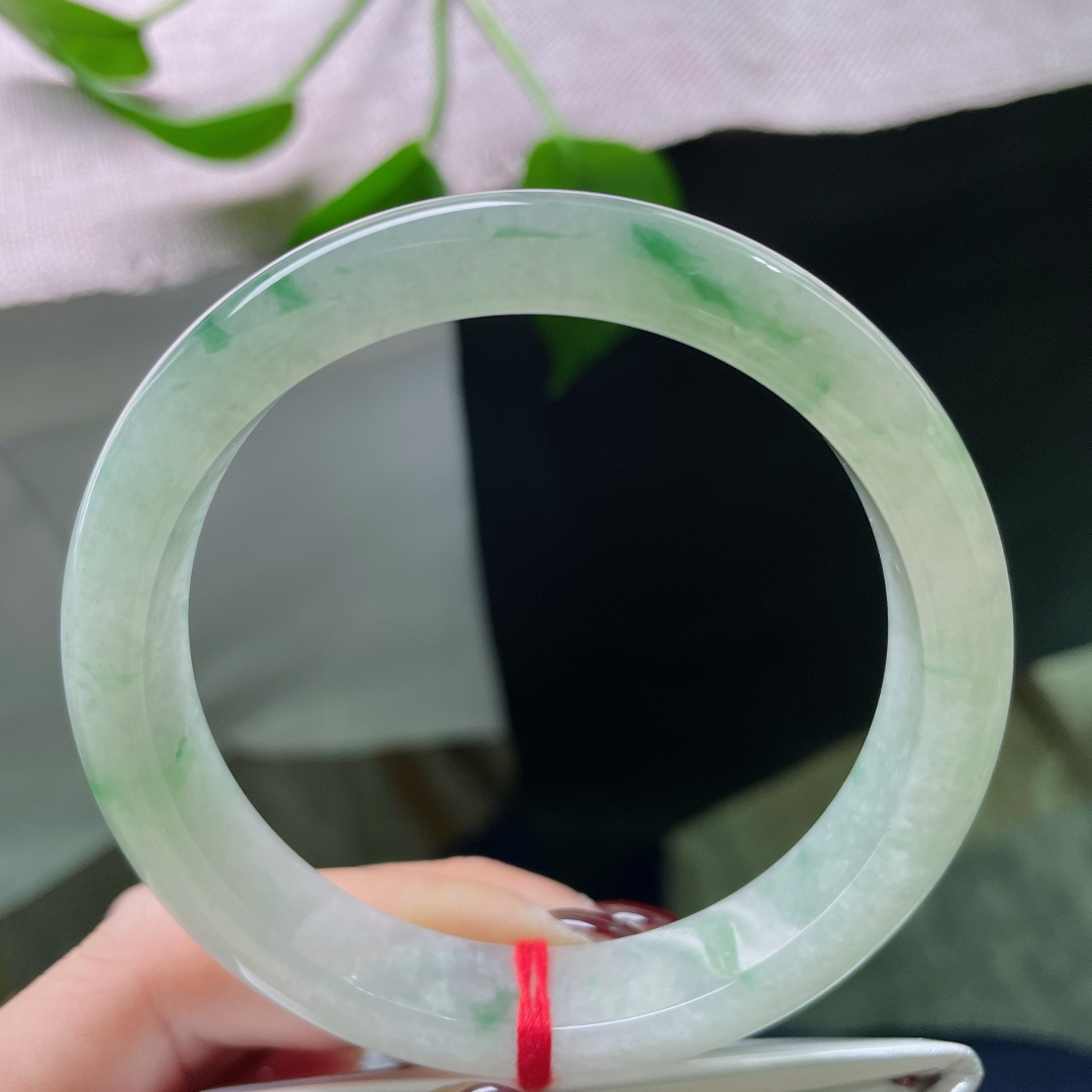 59.8/12.2/8.2飘花正圈，水头好，质地温润细腻，东方美人骨，翡翠玲珑心。，ss50175a