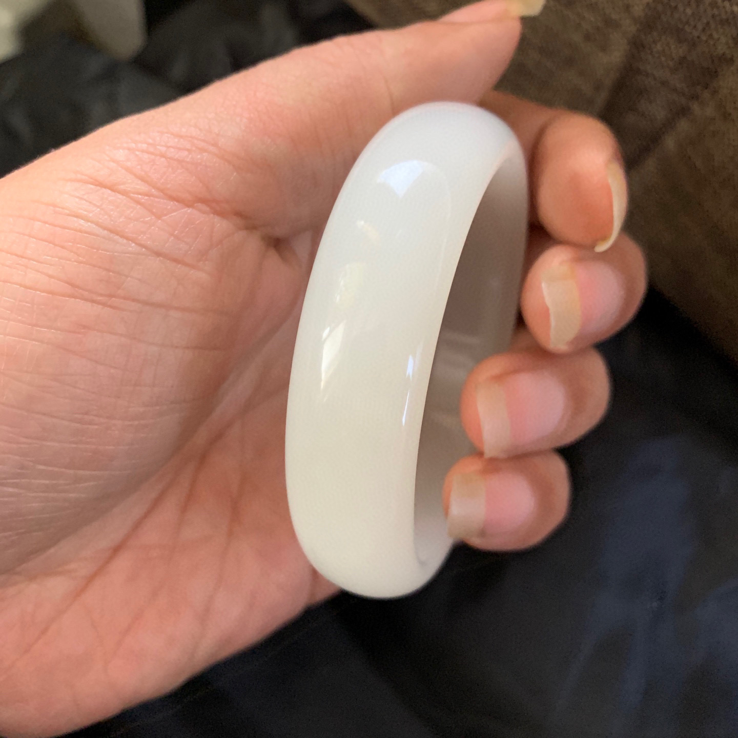 54圈口和田玉羊脂白玉宽版手镯，和田玉54圈口手镯，镯型古朴典雅。在诗情画意的雨巷相遇，你是我腕间的一抹风情，有你眸有深情.清风荡漾湖间静水，我愿俯身低眉，在烟波涟漪处寻