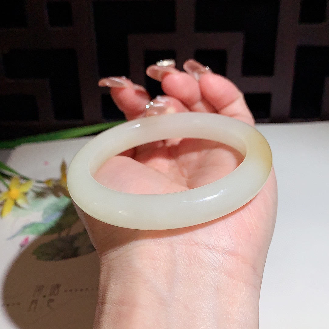 和田玉57.5圈口且末糖手镯！玉质细腻油润 底色纯净 无裂无黑 脂粉好，品质高。
