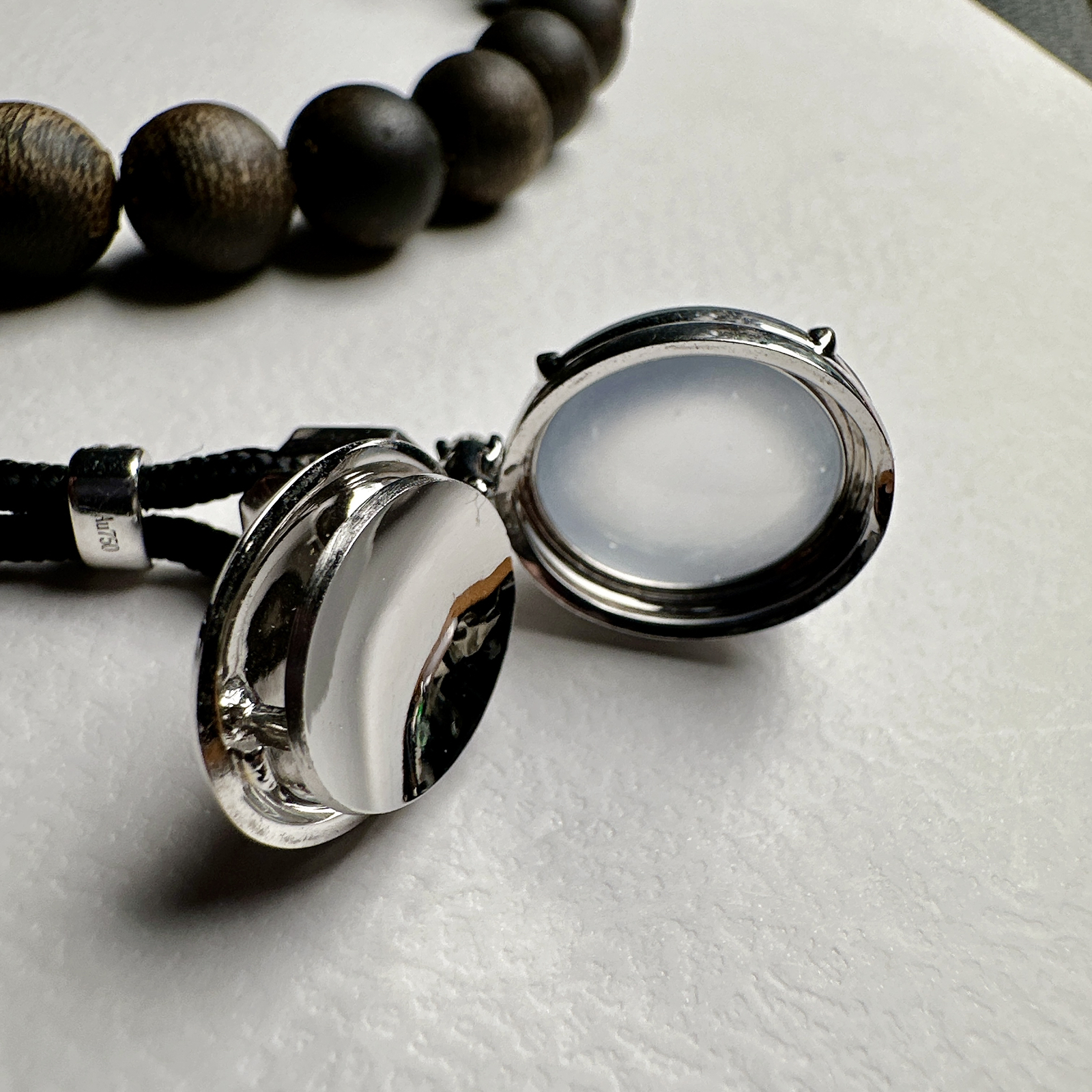 【玻璃蛋面吊坠】质地细腻清爽，玻璃色泽，荧光感强烈，18K金钻镶嵌，裸石尺寸17*15*8.6毫米