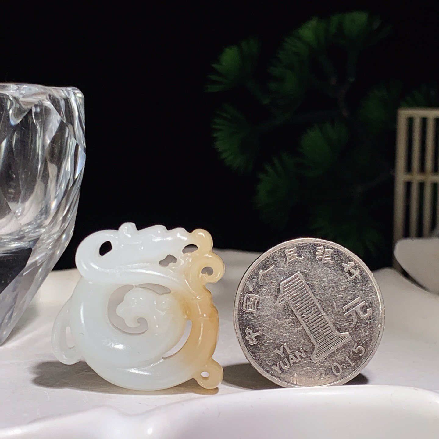 新疆且末糖仿古龙凤挂件。尺寸27/27/9重10克。玉质细腻油润。手推出油。佩戴高端典雅。lt260410