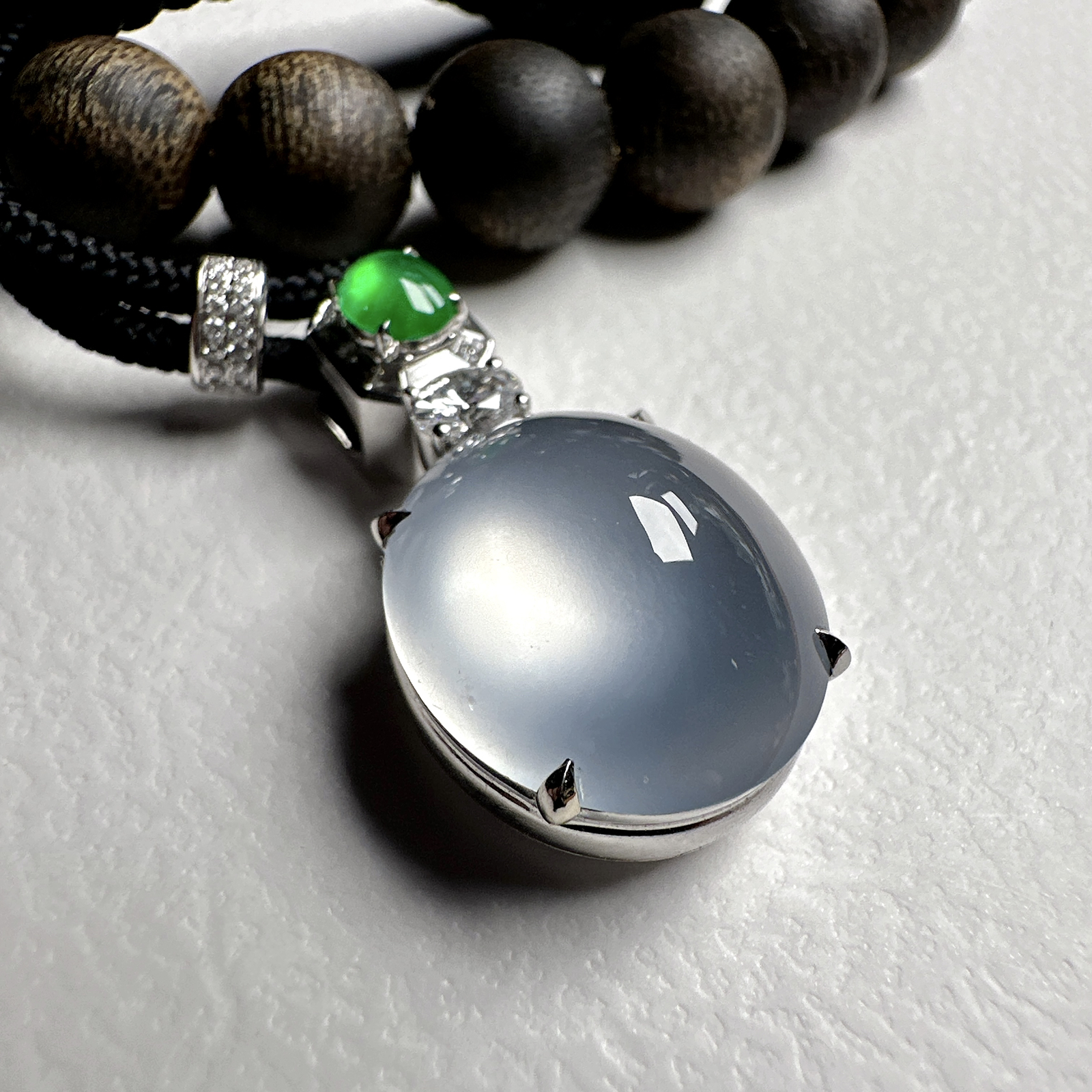 【玻璃蛋面吊坠】质地细腻清爽，玻璃色泽，荧光感强烈，18K金钻镶嵌，裸石尺寸17*15*8.6毫米