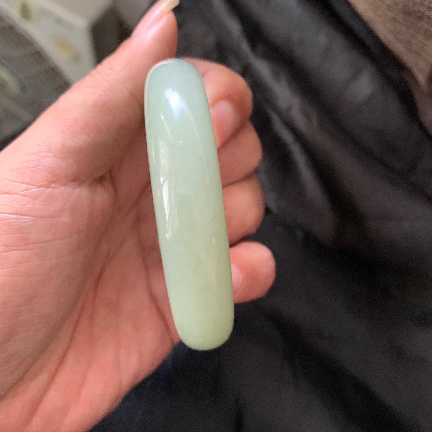 55.5圈口和田玉且末蓝手镯，和田玉55.5圈口手镯，镯型古朴典雅。在诗情画意的雨巷相遇，你是我腕间的一抹风情，有你眸有深情.清风荡漾湖间静水，我愿俯身低眉，在烟波涟漪处