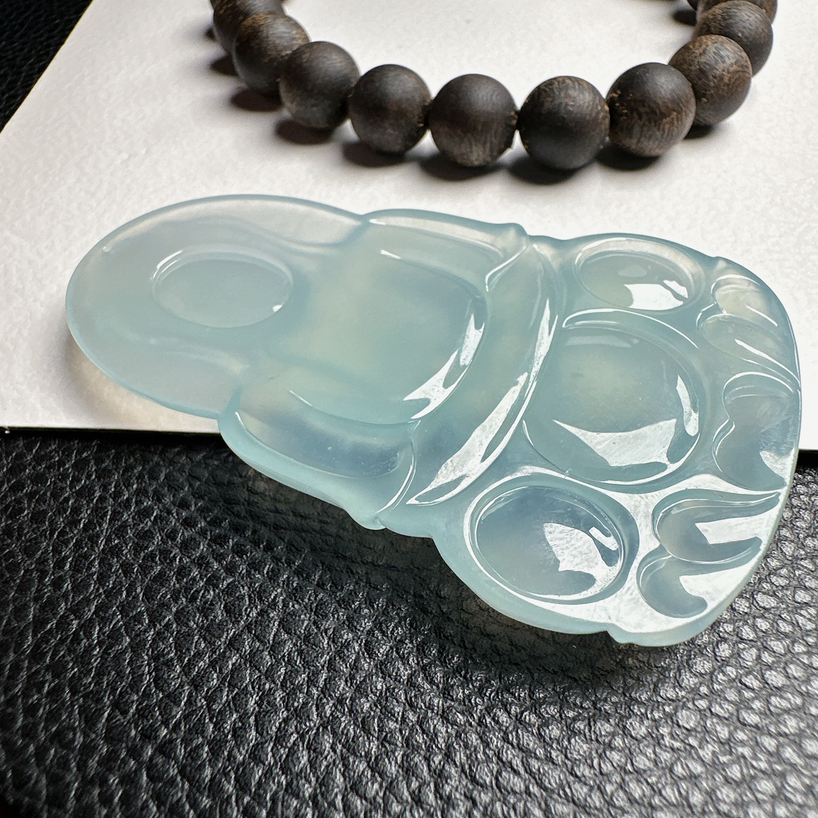 【冰种正装观音】蓝底色泽，质地细腻，通透度上佳，冰感十足，适合佩戴