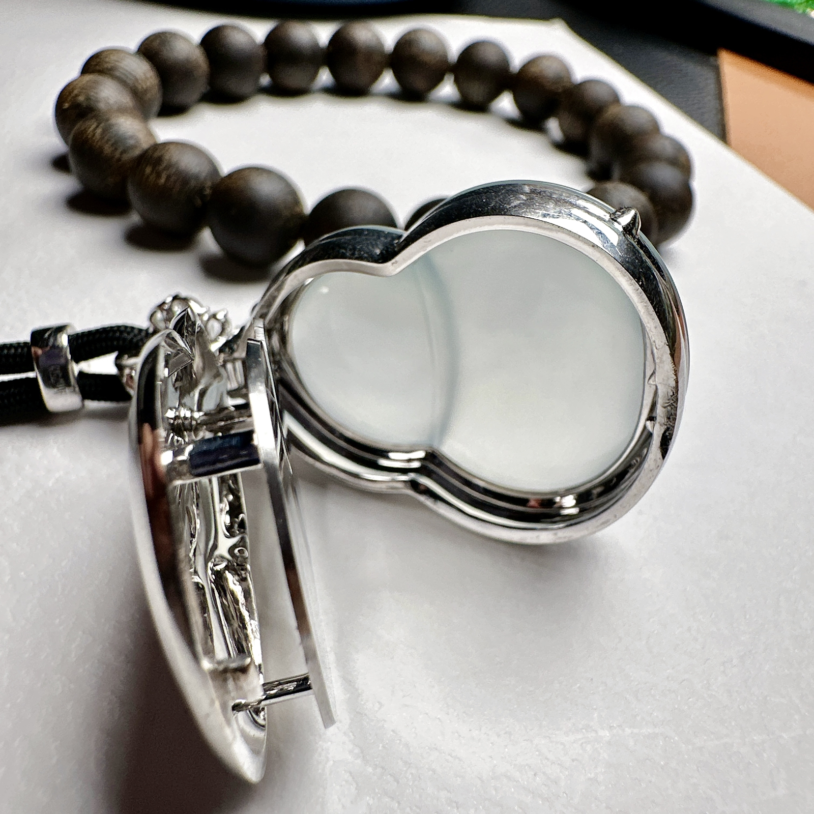 【玻璃种大葫芦吊坠】质地细腻清爽，荧光感强烈，荧光感强烈，饱满圆润，18K金钻镶嵌，裸石尺寸34.5*26.2*9.2毫米