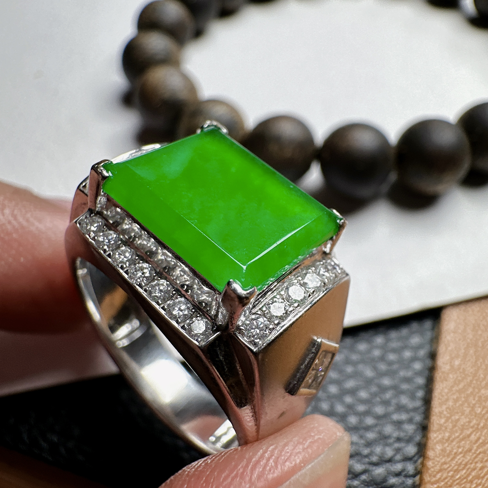 【冰种满绿马鞍戒指】种水色俱全，冰透闪亮，通透感饱满度很好，18k金钻镶嵌，裸石尺寸12.3*10.3*3毫米