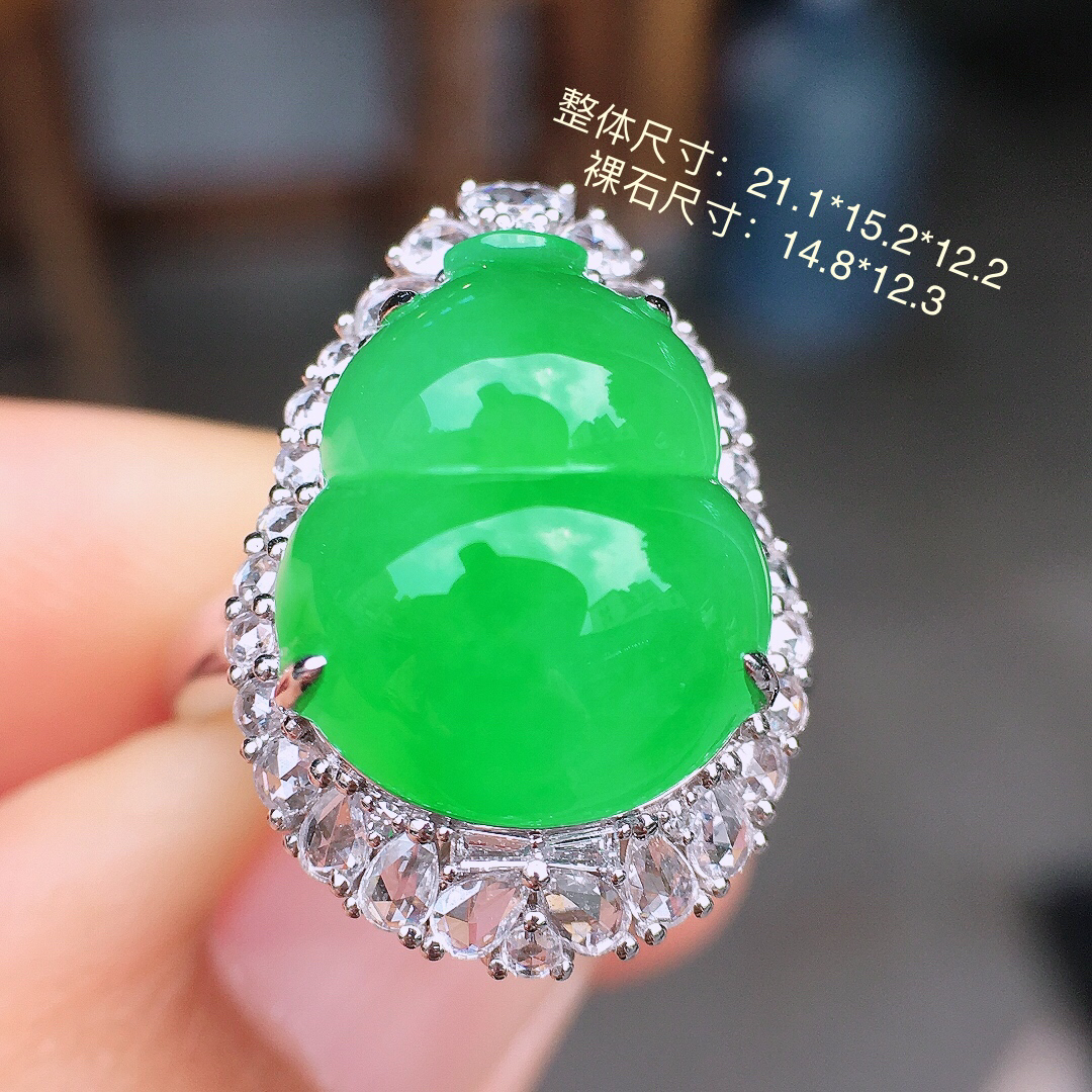 阳绿葫芦戒指/吊坠两用款，色泽均匀艳丽，玉质细腻，荧光感超
强，饱满圆润，尽显优雅气质，18k
金豪华镶嵌