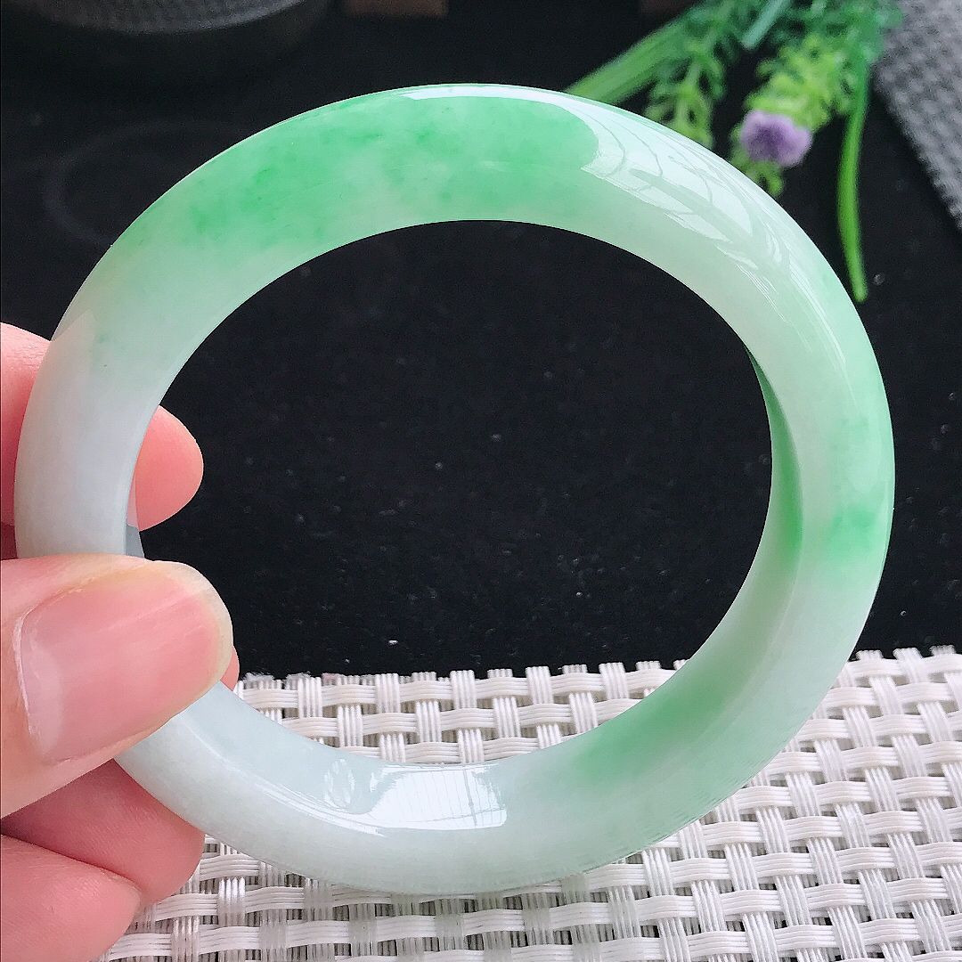 实拍A货翡翠57.8/12.6/9.5老坑精美冰润飘阳绿手镯宽边玉镯平安镯