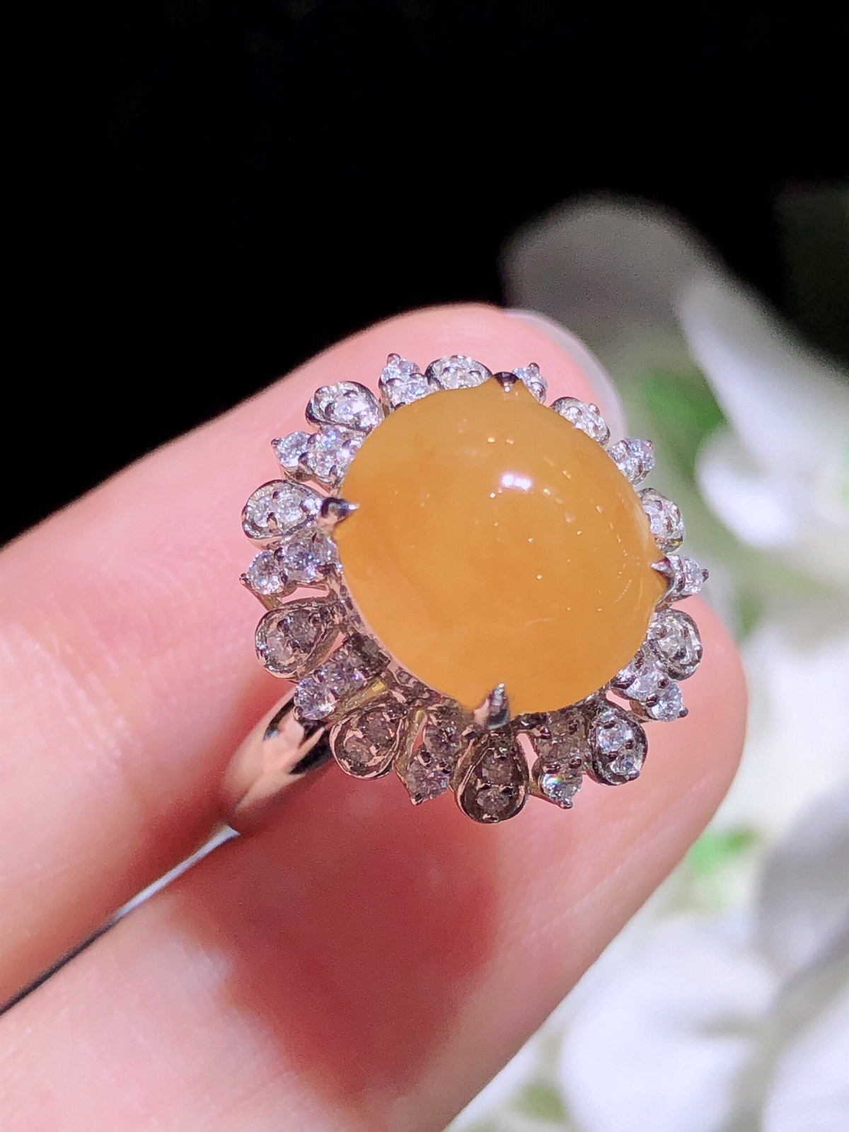 18K金镶 蜜糖黄蛋面戒指 完美 水润色艳 品相饱满..