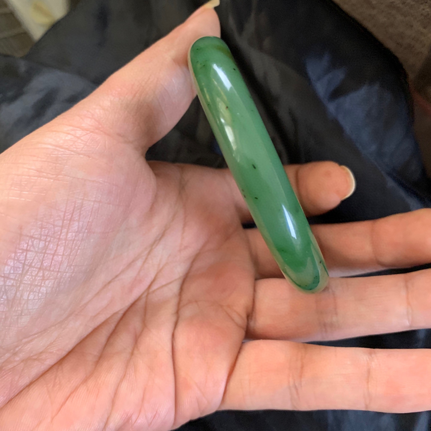 60圈口和田玉碧玉菠菜绿手镯，和田玉60圈口手镯，镯型古朴典雅。在诗情画意的雨巷相遇，你是我腕间的一抹风情，有你眸有深情.清风荡漾湖间静水，我愿俯身低眉，在烟波涟漪处寻