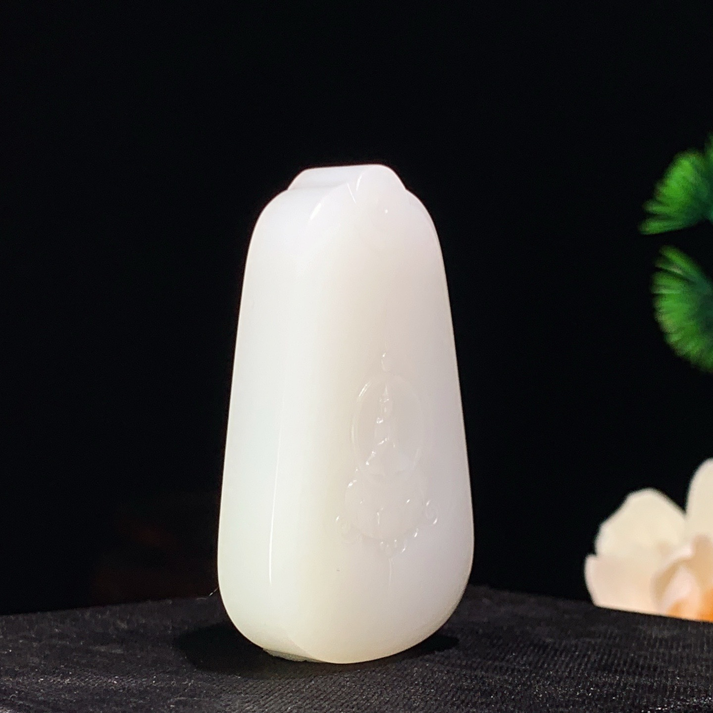 新疆和田玉羊脂白玉平安无事牌挂件 尺寸48/30/11重33克 玉质细腻油润 底色纯净 脂粉好，品质